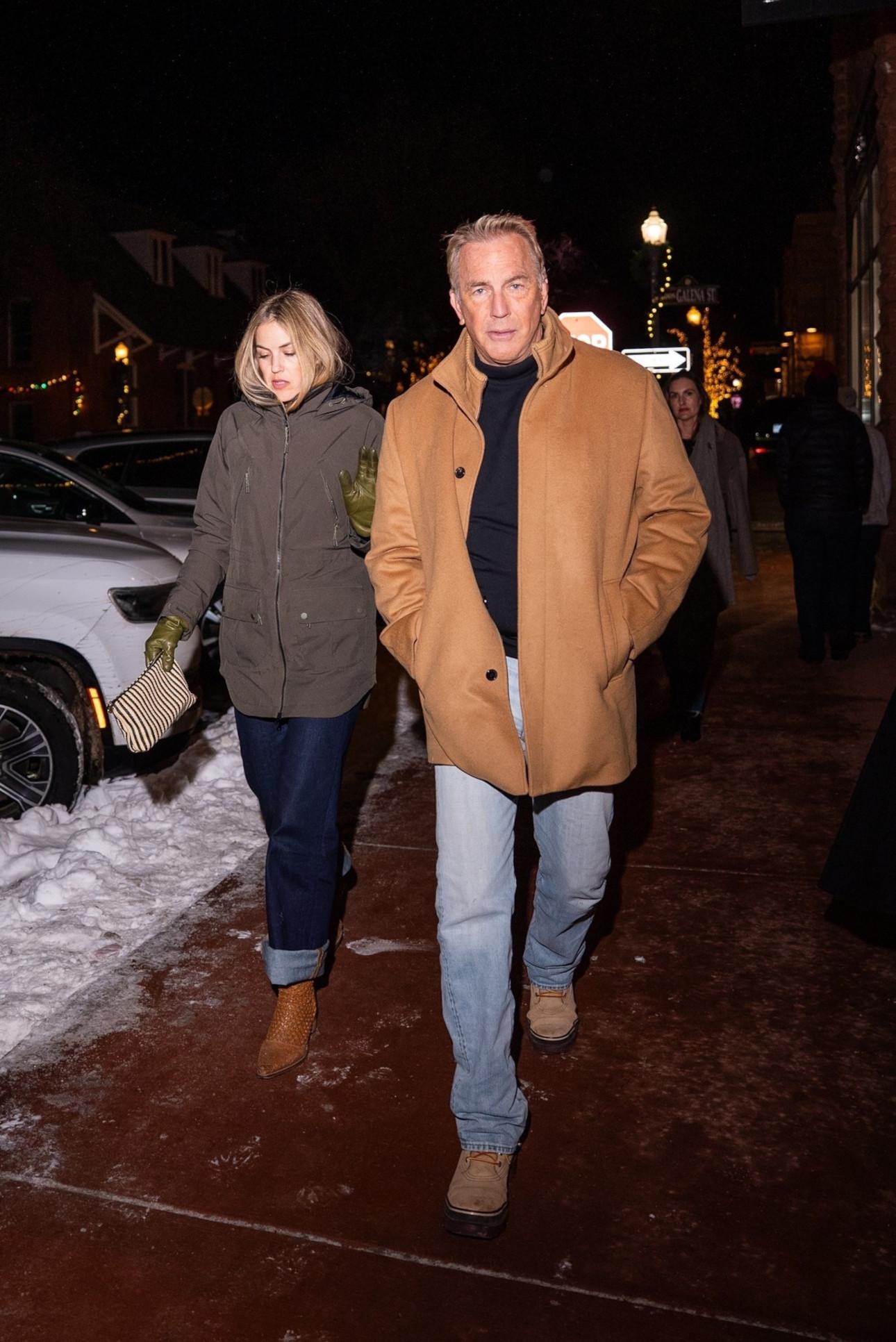 O Κέβιν Κόστνερ με την κόρη του, Λίλι, στο Άσπεν/Φωτογραφία: Profimedia