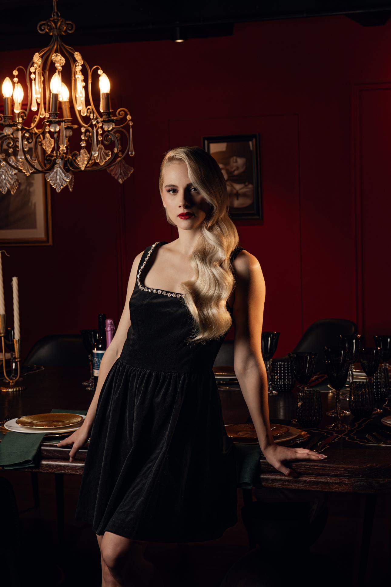 Η Κιάρα φοράει μαύρο βελούδινο φόρεμα με κεντημένες πέτρες Marks &amp; Spencer