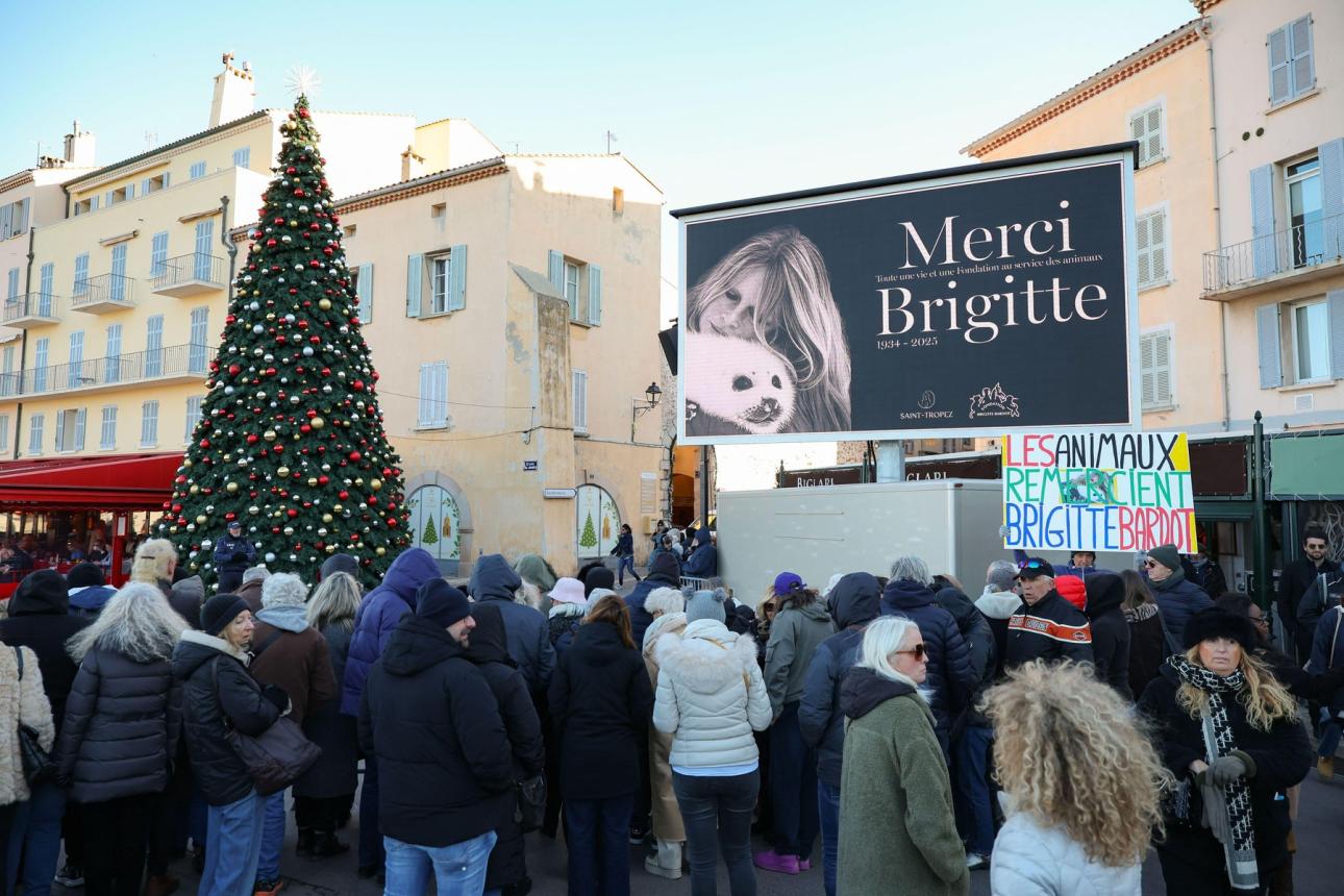 Kόσμος έξω από τον ναό.