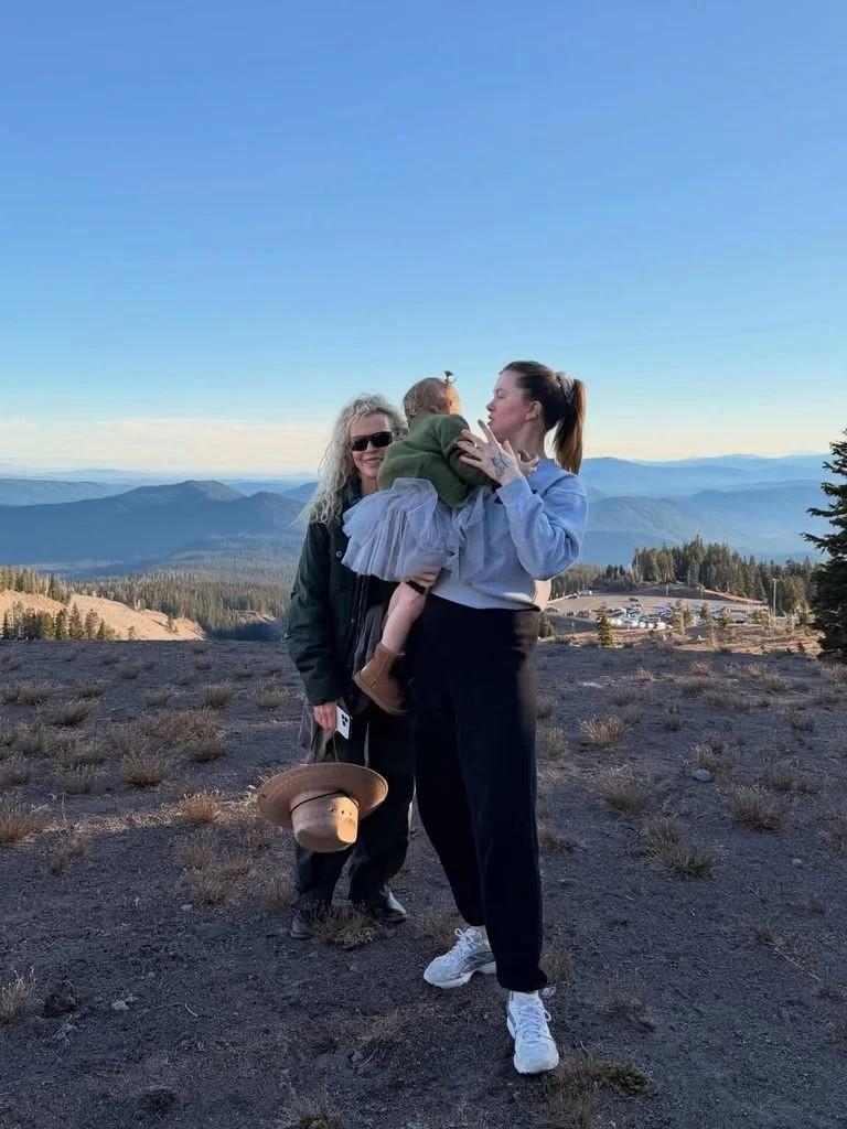 Η Κιμ Μπάσιντζερ με την κόρη της και την εγγονή της/ Φωτογραφία: Instagram/ @irelandirelandireland