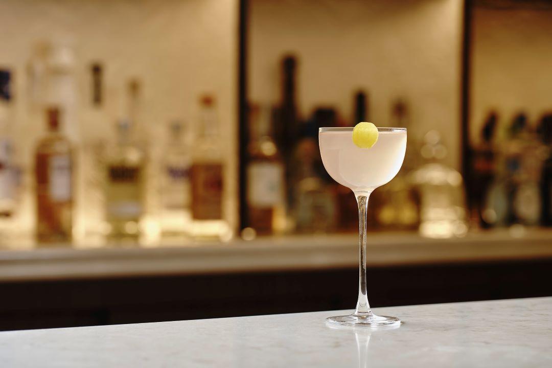 Για ποτό στο lobby του ιστορικού ξενοδοχείου 