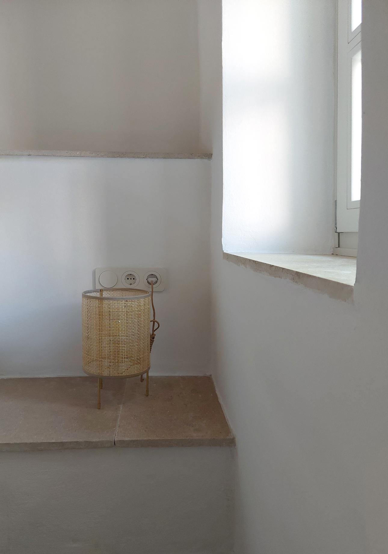 Πέτρινες πλάκες χρησιμοποιήθηκαν στα δάπεδα, έγχρωμος πατητός σοβάς στις εξωτερικές επιφάνειες/ Φωτογραφία: Παναγιώτης Παπανικολάου 