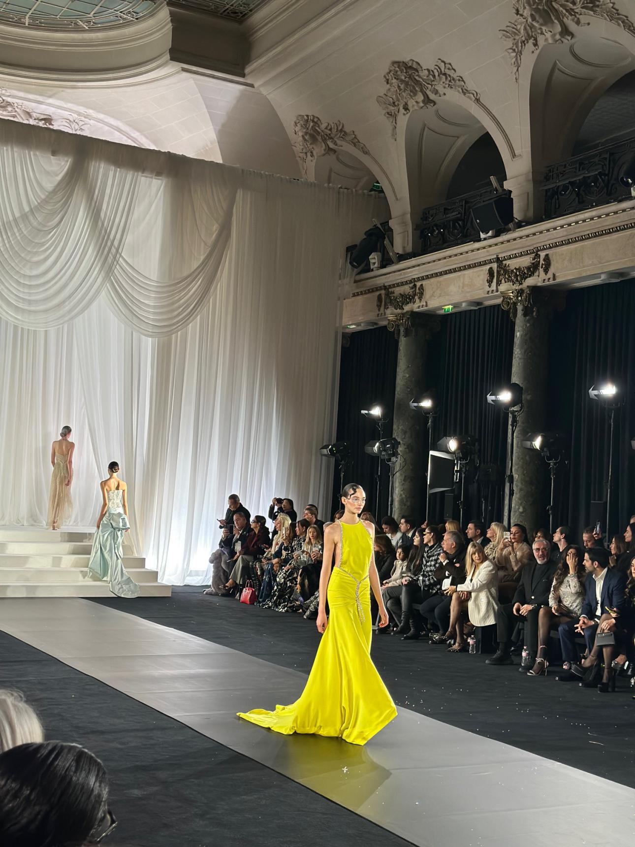 Old Hollywood συναντά τη σύγχρονη couture, μέσα από τη ματιά της Σίλιας Κριθαριώτη.