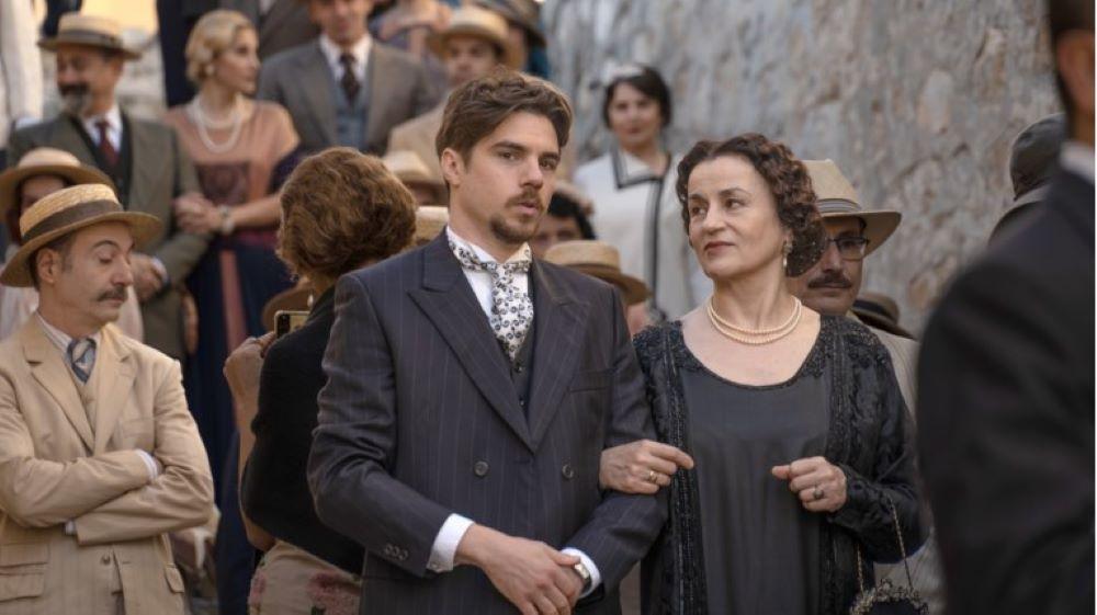 Ο Δημήτρης Κίτσος και η Καρυοφυλλιά Καραμπέτη σε σκηνή από τη «Μεγάλη χίμαιρα»/ Φωτογραφία: ΕΡΤ