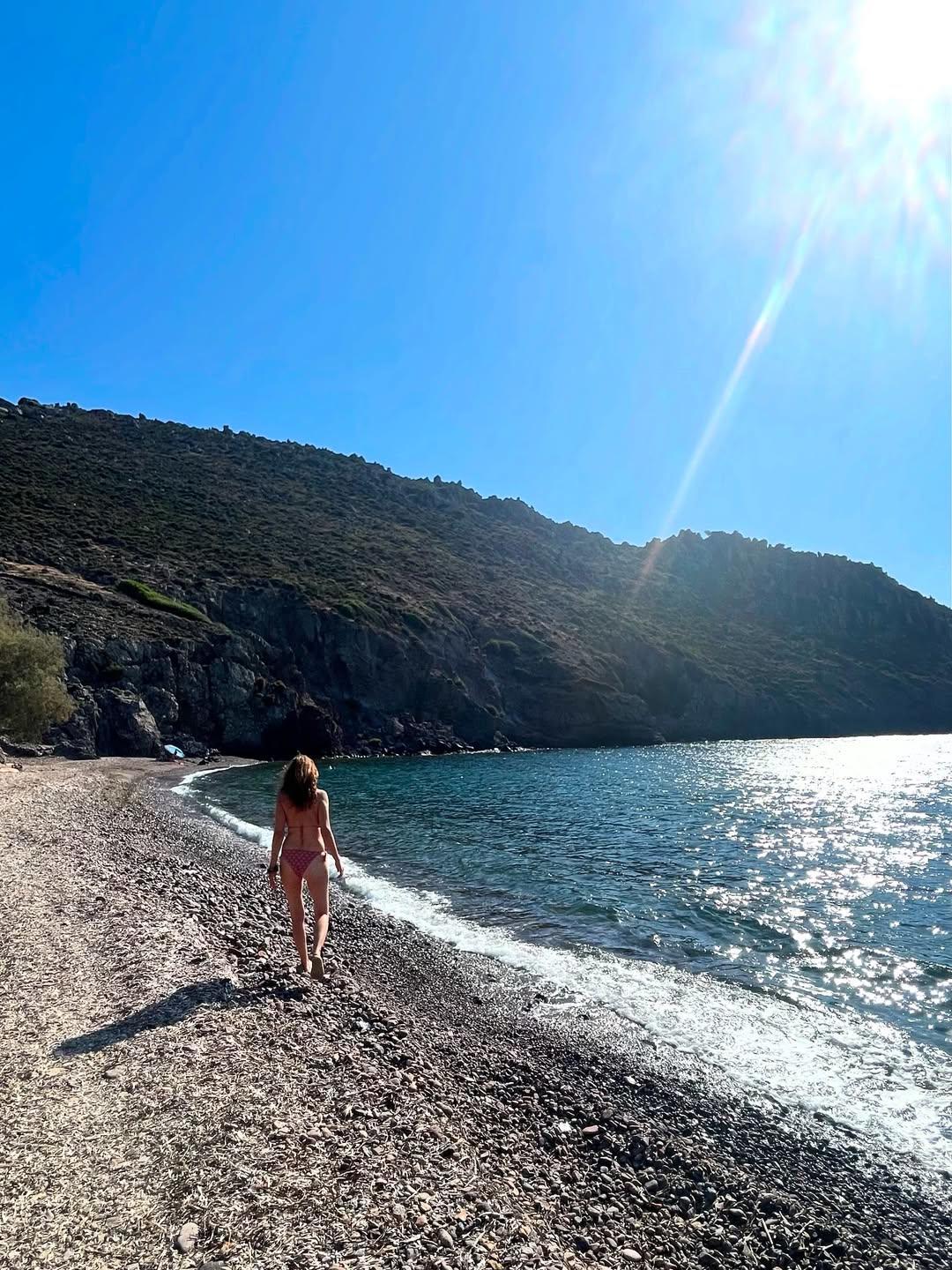 Η Μαρία Κωνσταντάκη με μπικίνι στην παραλία/ Φωτογραφία: Instagram/ @maria_konstandaki