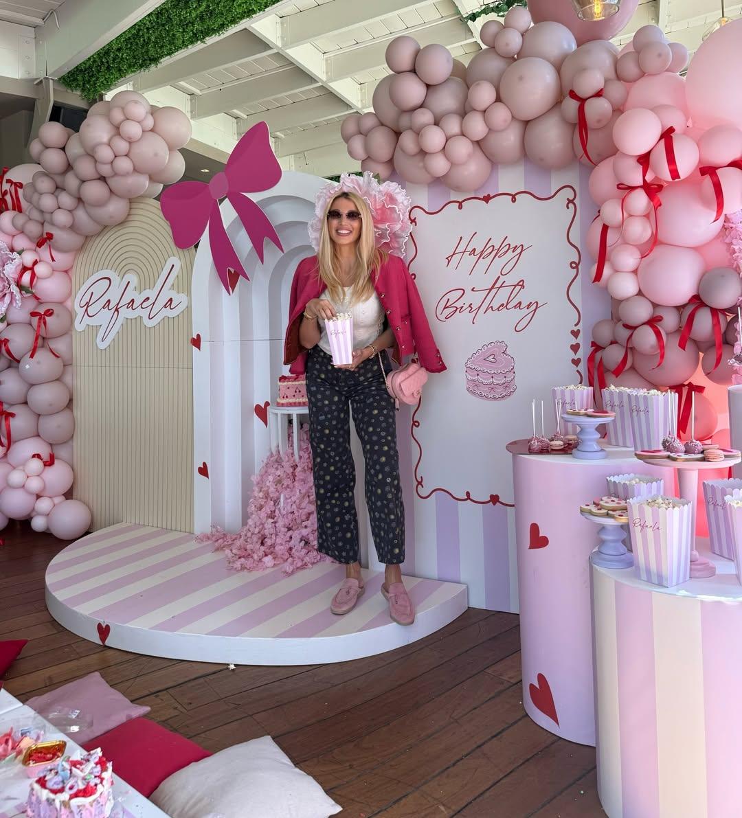 Η Κωνσταντίνα Σπυροπούλου με ασπρόμαυρο πουά παντελόνι και φούξια σακάκι/ Φωτογραφία: Instagram/ @konstantinaspyropoulou