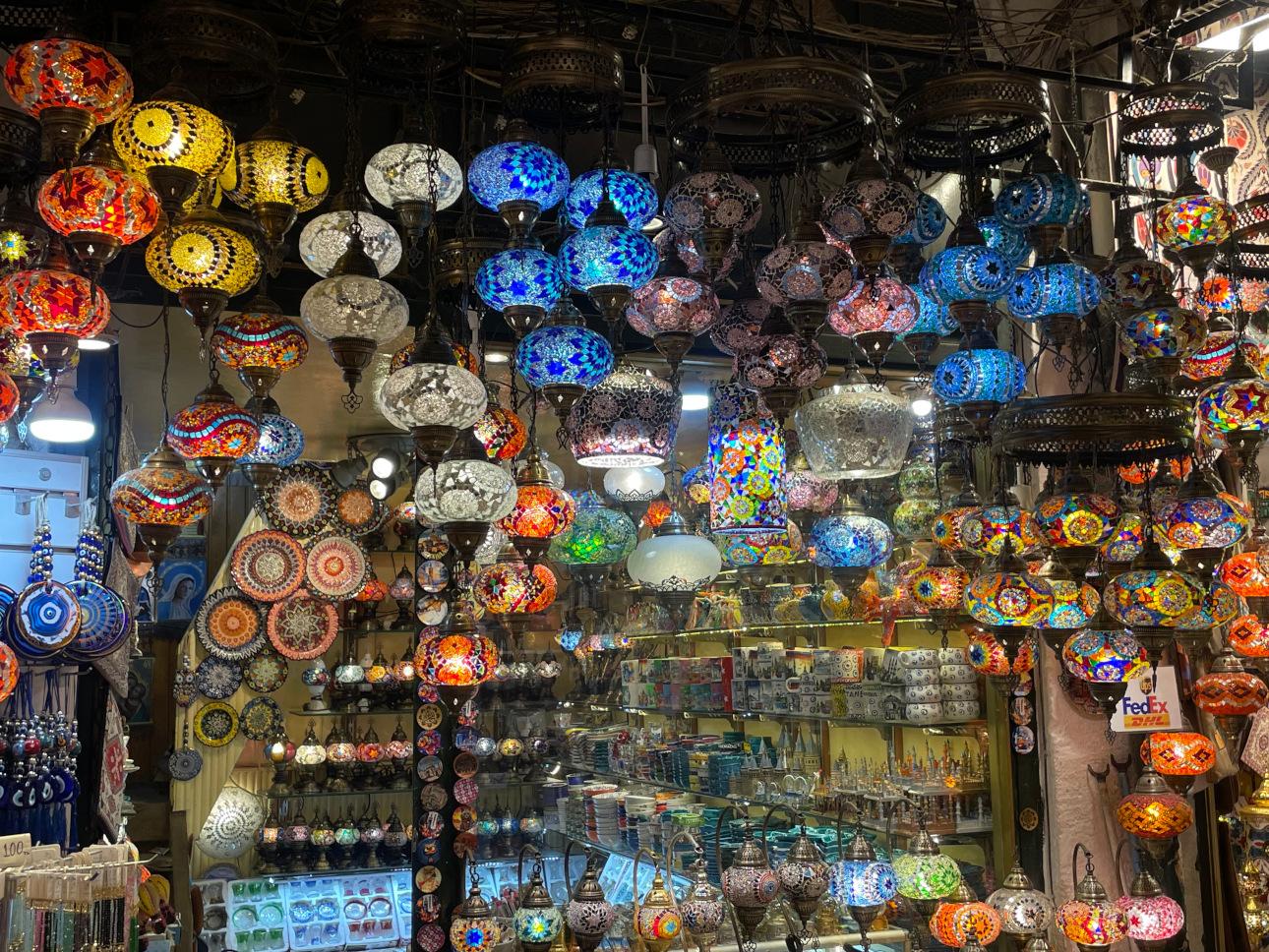  Η Κωνσταντινούπολη μαγεύει με την ιστορία, τα χρώματα και τη ζωντανή ενέργειά της. 