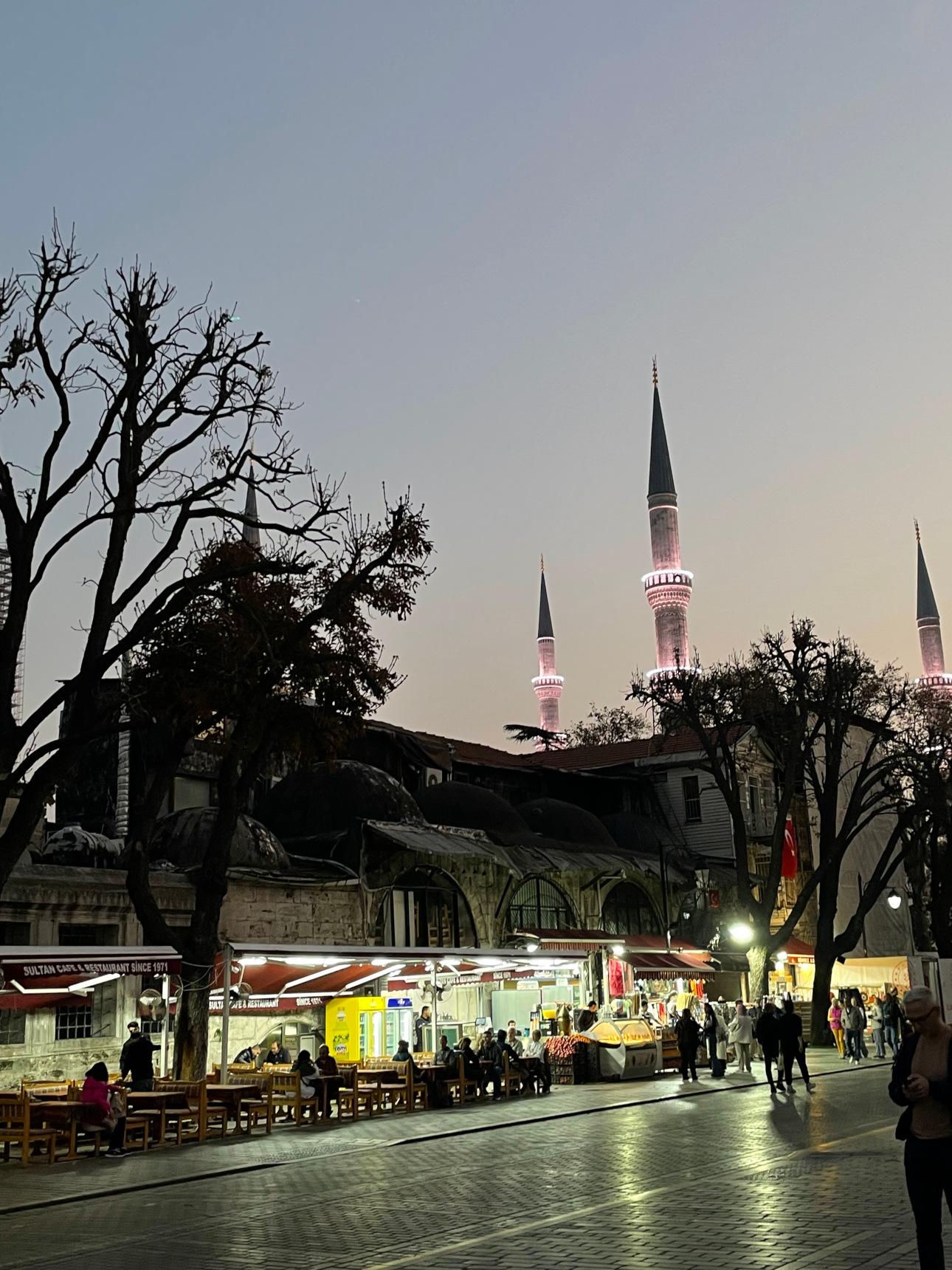  Κάθε γωνιά της Κωνσταντινούπολης κρύβει εικόνες και αρώματα που μένουν αξέχαστα. 