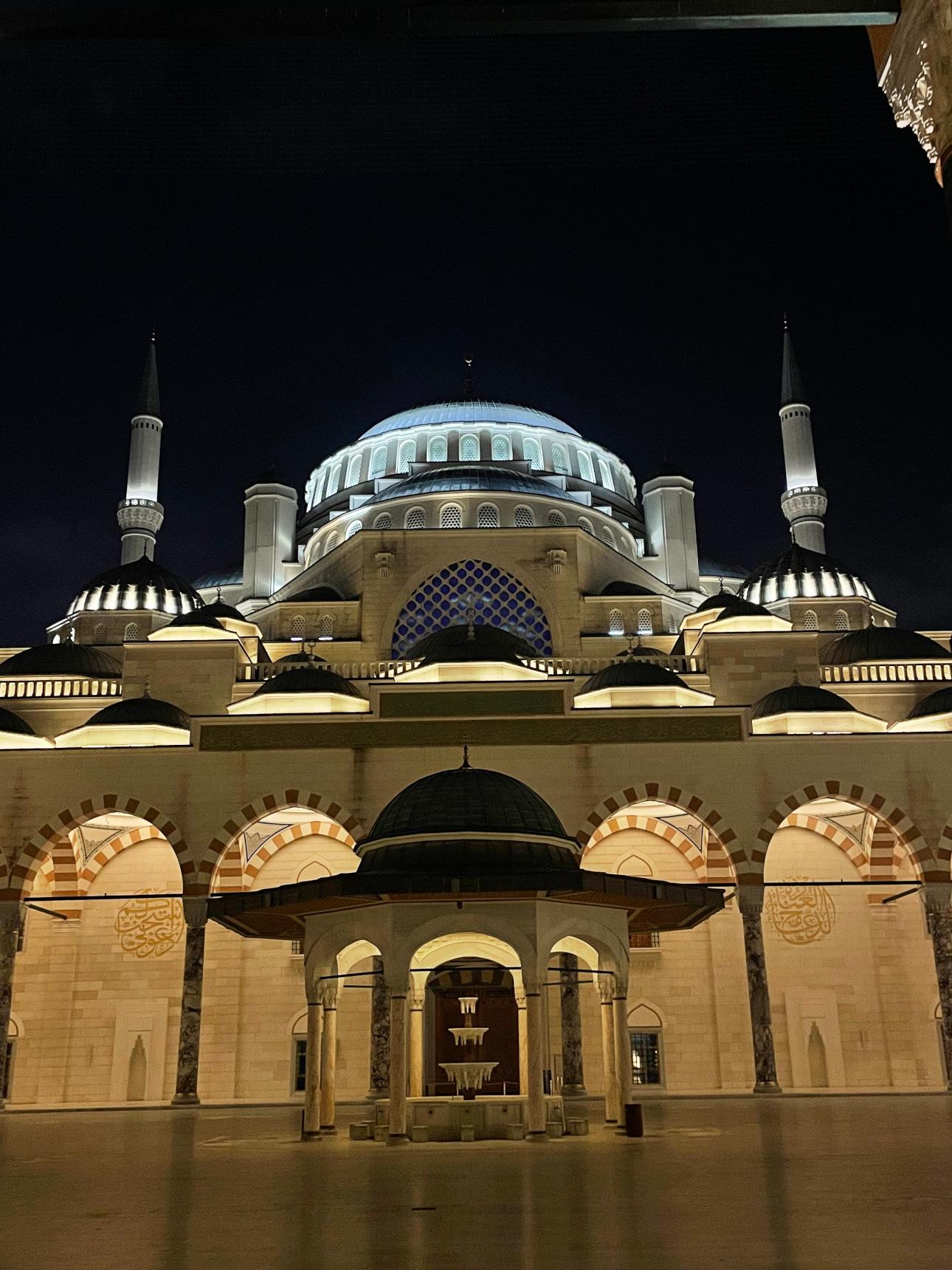  Μια βόλτα στην Κωνσταντινούπολη είναι ταξίδι στην ιστορία και τον πολιτισμό. 