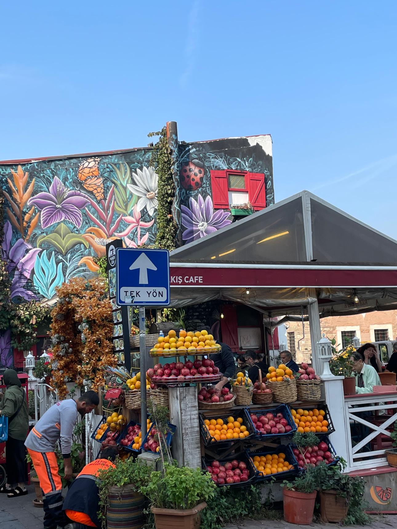  Από τα ιστορικά μνημεία μέχρι τις ζωντανές γειτονιές, η Πόλη σφύζει από ζωή. 