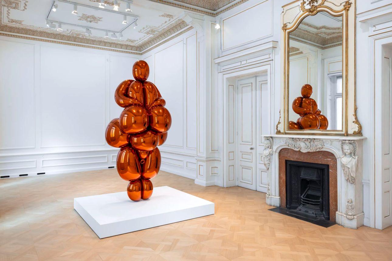 Jeff Koons&nbsp;Balloon Venus Lespugue&nbsp;(Orange), 2013-2019 Ανοξείδωτος ανακλαστικός χάλυβας με διάφανη χρωματική επίστρωση 266,9 x 124,1 x 104,7 εκ. 1/5 μοναδικές εκδόσειςΦωτογραφία: Πάρις Ταβιτιάν © Μουσείο Κυκλαδικής Τέχνης 