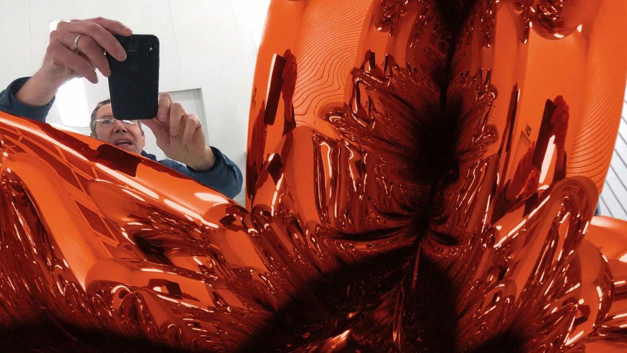 Ο Jeff Koons κατά το στάδιο κατασκευής του έργου Balloon Venus Lespugue (Orange), 2019© Jeff&nbsp;Koons 