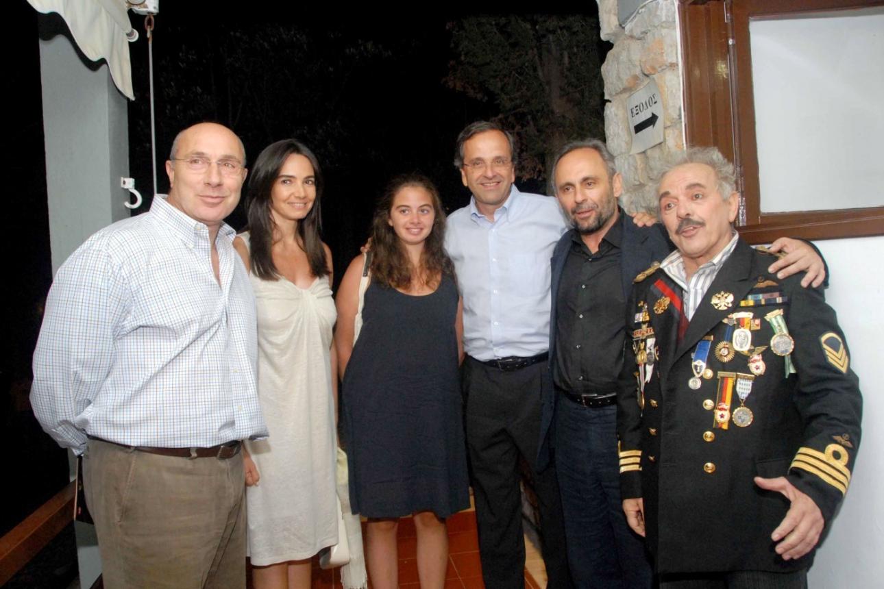 Η Λένα Σαμαρά με τους γονείς της, Αντώνη και Γεωργία, μαζί με ηθοποιούς μετά από θεατρική παράσταση στην Επίδαυρο το 2009 / Φωτογραφία: NDPphoto