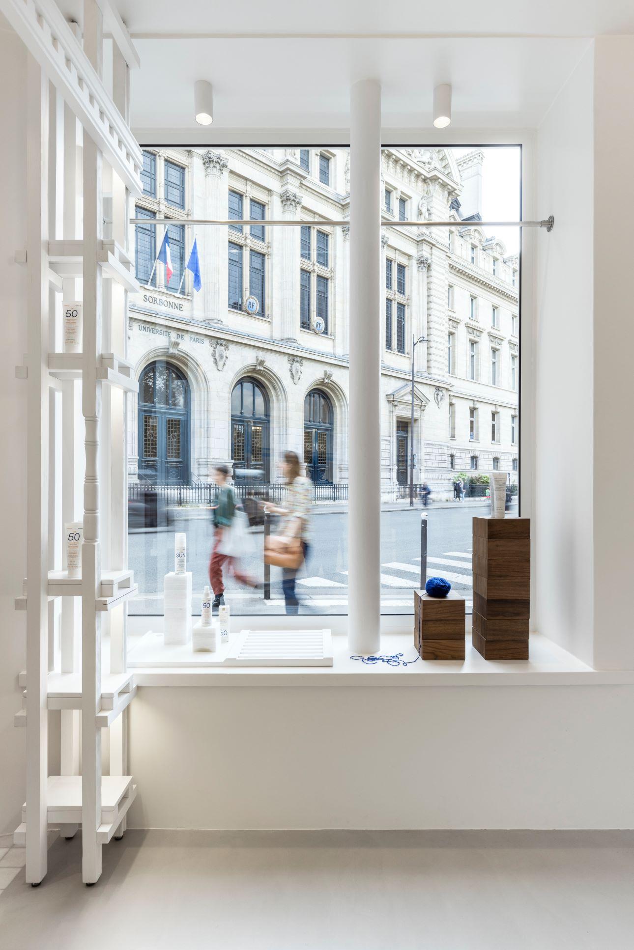 Το Πανεπιστήμιο της Σορβόννης όπως φαίνεται μέσα από το κατάστημα Korres/ Φωτογραφία: Μαργαρίτα Yoko Νικητάκη 