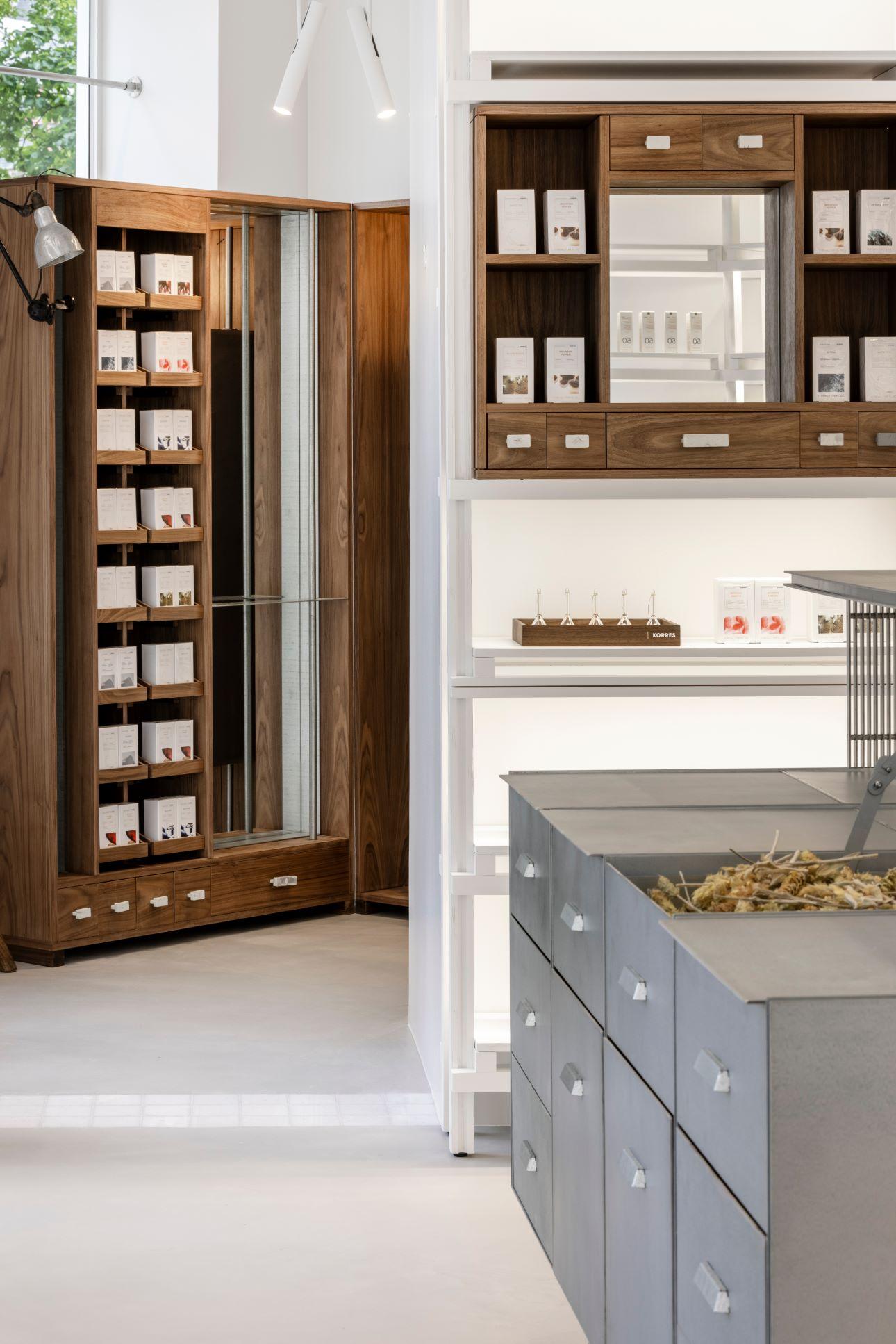 Κατασκευές από καρυδιά και τα premium στοιχεία από γαλβανιζέ λαμαρίνα λειτουργούν ως σημεία εστίασης  Φωτογραφία: Μαργαρίτα Yoko Νικητάκη  