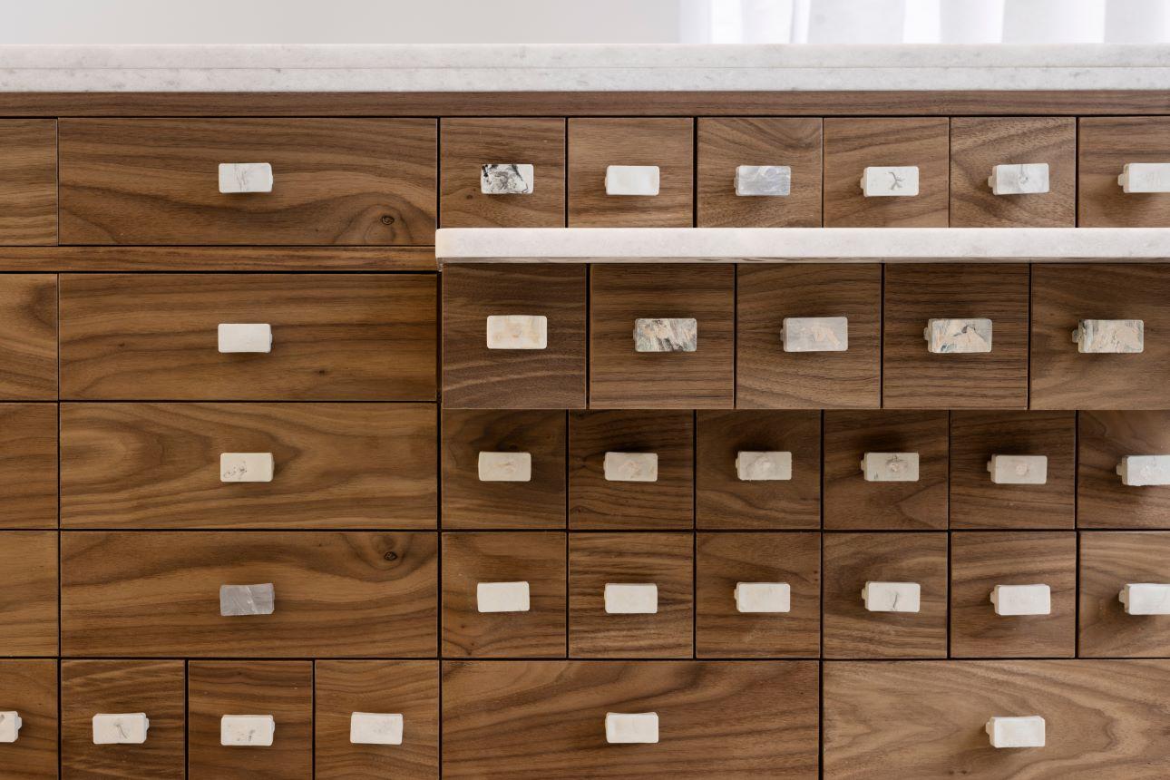 Λεπτομέρεια της επίπλωσης του καταστήματος/ Φωτογραφία: Μαργαρίτα Yoko Νικητάκη 