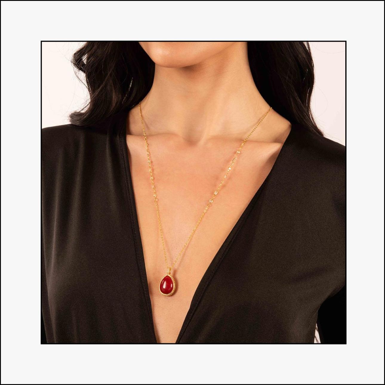 Κολιέ από ορείχαλκο επιχρυσωμένο με κίτρινο χρυσό 18Κ, πασχαλινό αυγό με λευκά ζιρκόνια και κόκκινη πέτρα ίασπι, €45, Anna Maria Mazaraki, annamariamazaraki.com