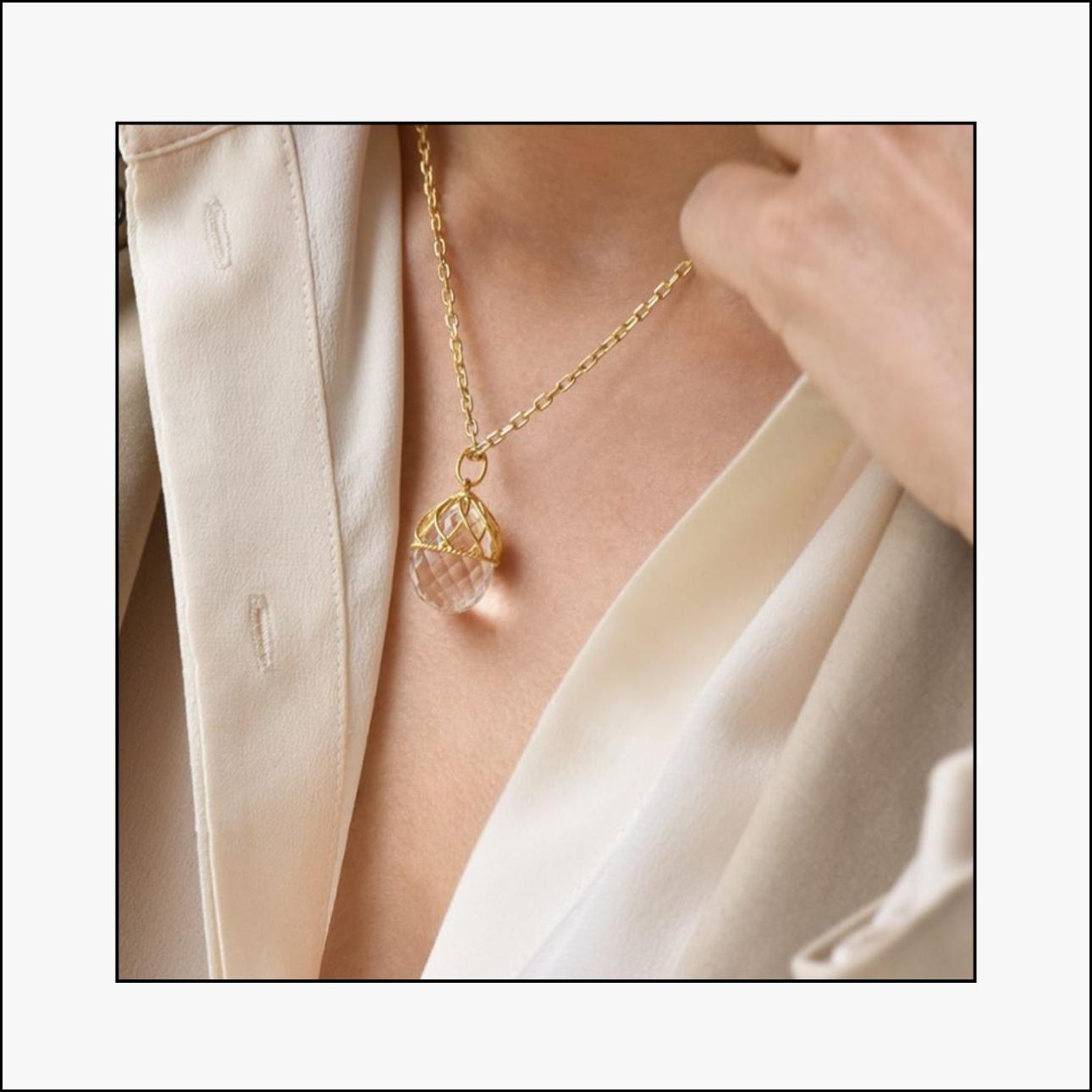 Μενταγιόν σε σχήμα αυγού με σχέδιο δαντέλας από χρυσό 18 καρατίων και πολυεδρικό κρύσταλλο, €1.160, Lalaounis, lalaounis.com