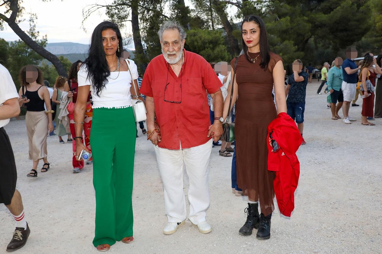 Ο Κώστας Αρζόγλου με τις κόρες του/ NDP Photo Agency