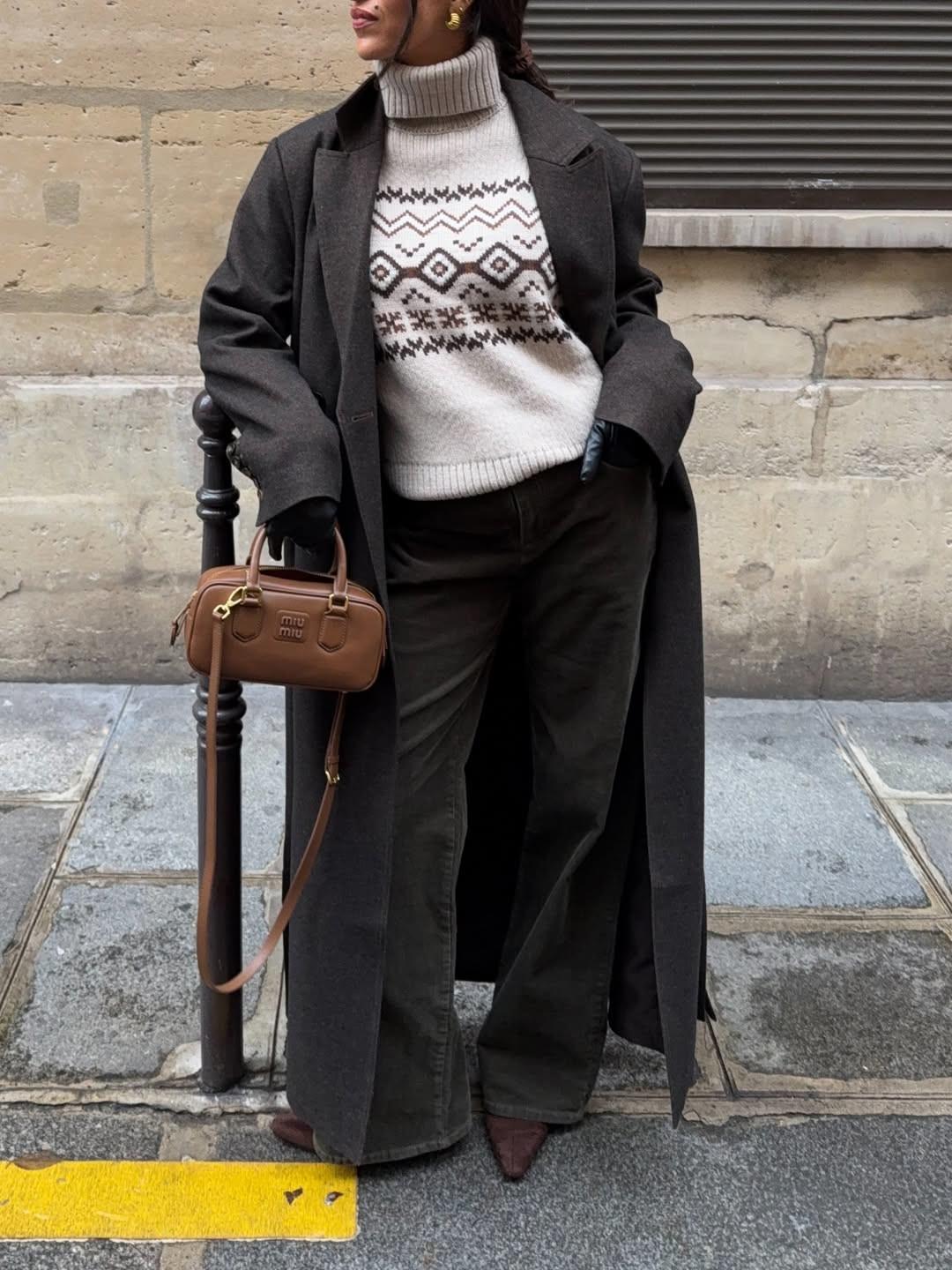 Κοτλέ παντελόνι με μακρύ παλτό/Φωτογραφία: Instagram/taina.csg 