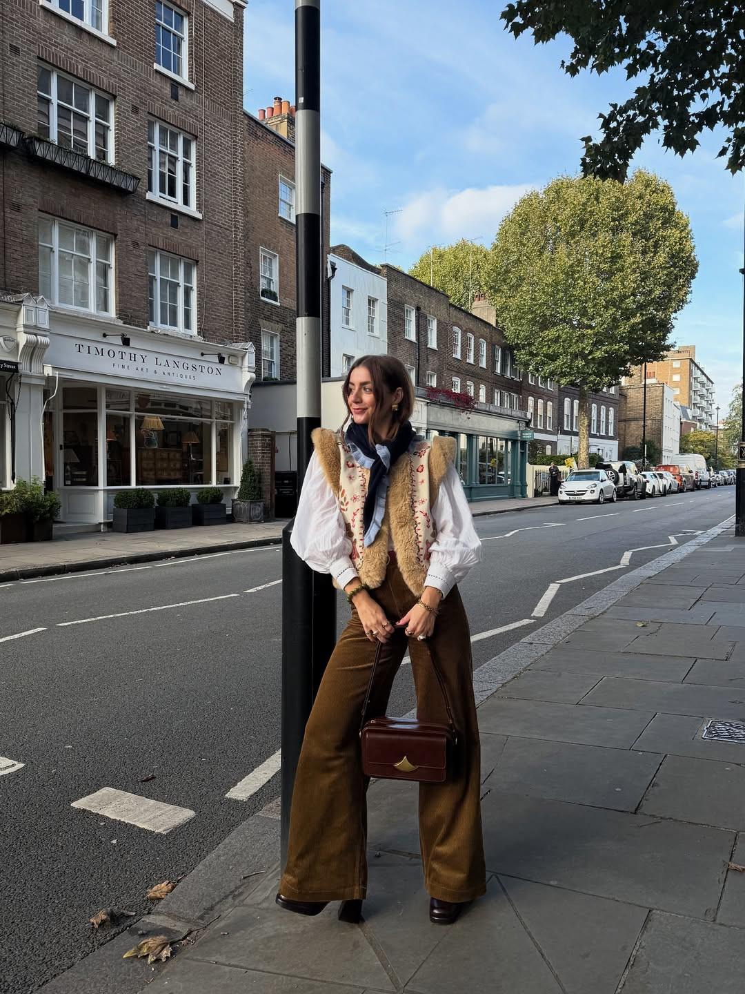 Με ρομαντικό πουκάμισο και γούνινο γιλέκο/Φωτογραφία: Instagram/kerryawalker_ 