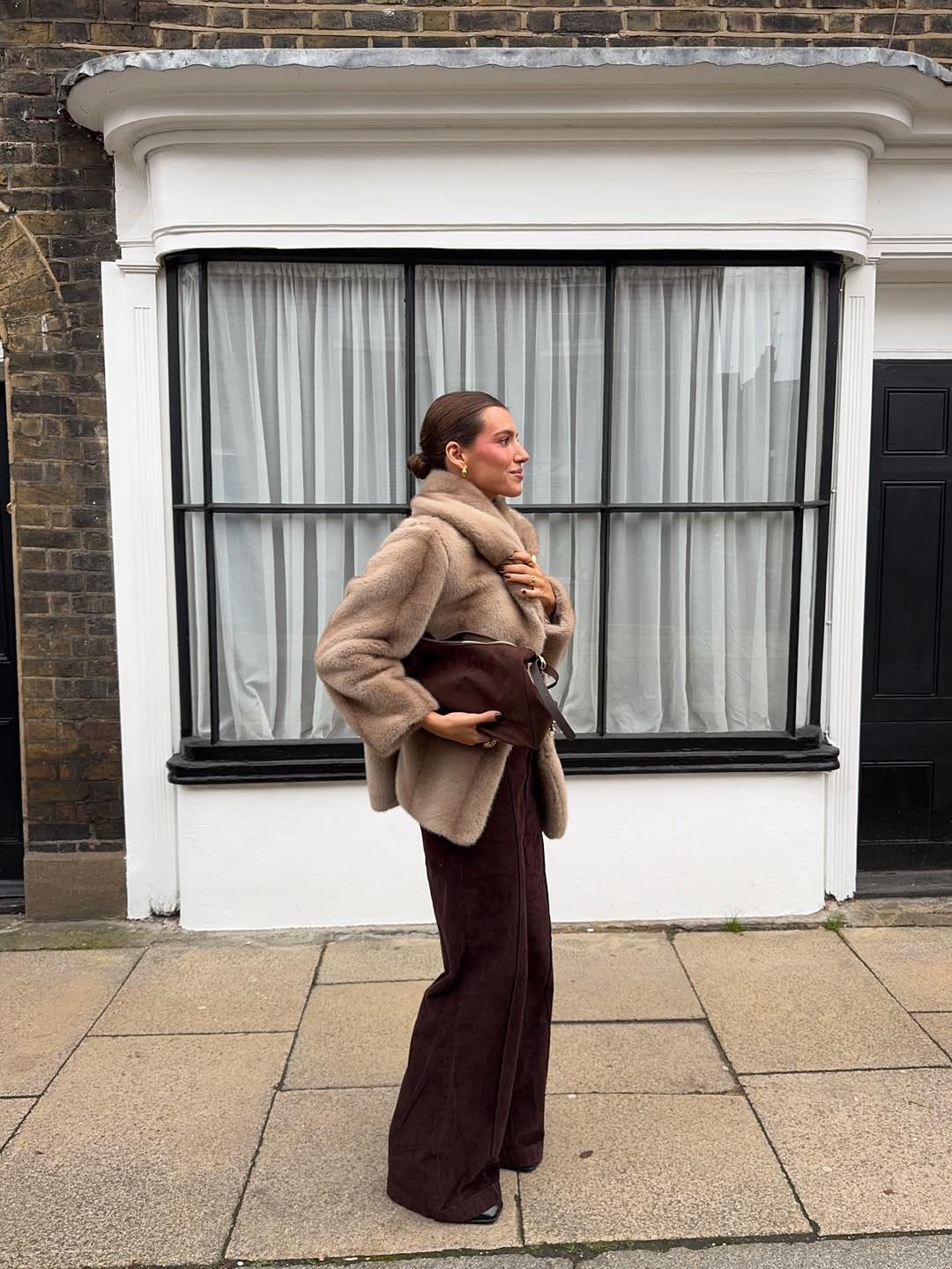 Ταιριάζει το κοτλέ παντελόνι με το γούνινο παλτό; Κι όμως ναι/Φωτογραφία: Instagram/andreanoguero 