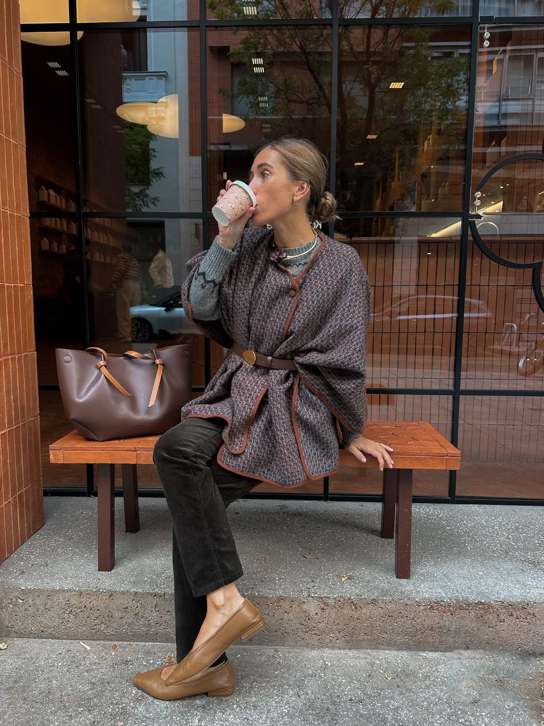 Κοτλέ παντελόνι με πόντσο/Φωτογραφία: Instagram/claudiaparrast 