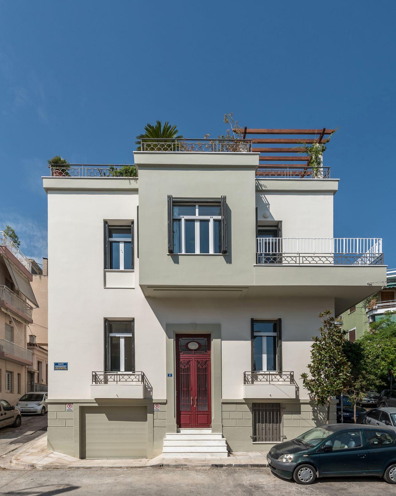 Η σύνθεση της πρόσοψης βασίζεται στη συμμετρία των ανοιγμάτων και στη σαφή κατακόρυφη ανάπτυξη/ Φωτογραφία: Γιώργος Σφακιανάκης   