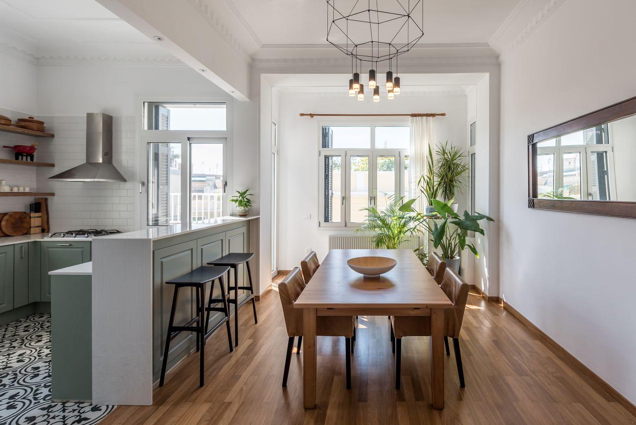 Ο τοίχος ανάμεσα στην κουζίνα και την τραπεζαρία αφαιρέθηκε, δημιουργώντας έναν πιο ανοιχτό και φωτεινό χώρο/ Φωτογραφία: Γιώργος Σφακιανάκης    