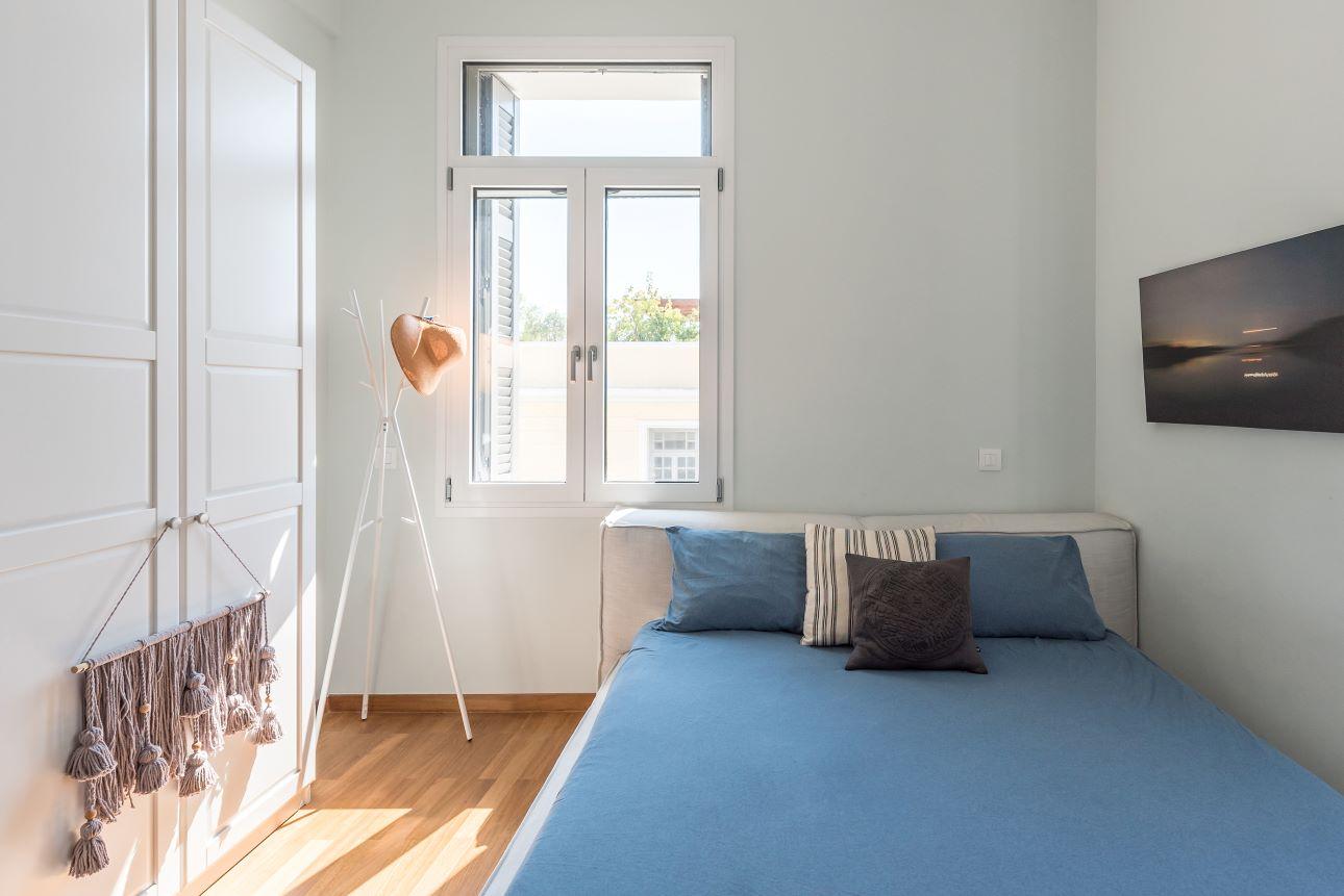 Το σπίτι κρατά την κομψότητα της εποχής του, αλλά λειτουργεί ξεκάθαρα ως σύγχρονη κατοικία/ Φωτογραφία: Γιώργος Σφακιανάκης 