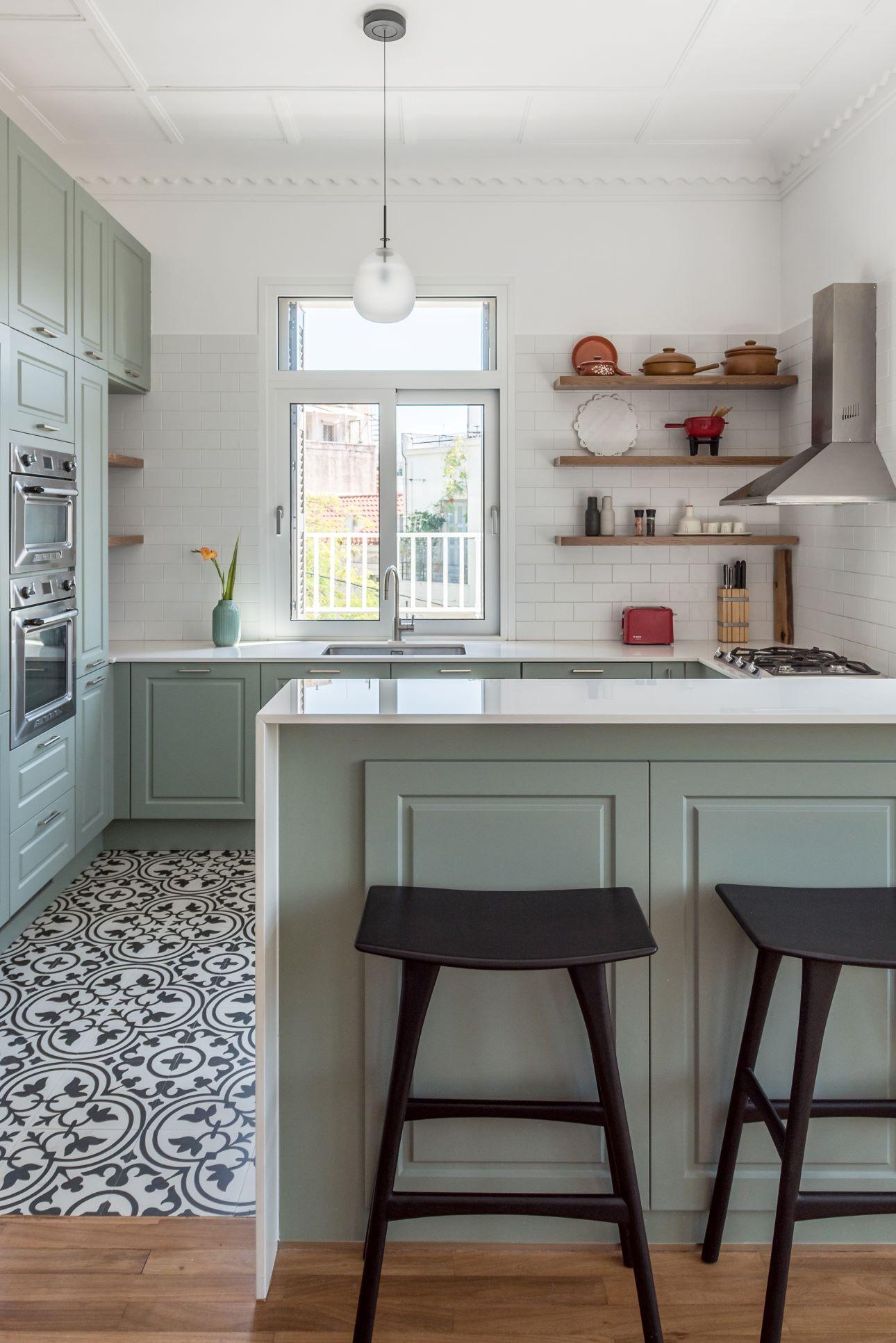 Η κουζίνα κινείται σε απαλές πράσινες αποχρώσεις/ Φωτογραφία: Γιώργος Σφακιανάκης 