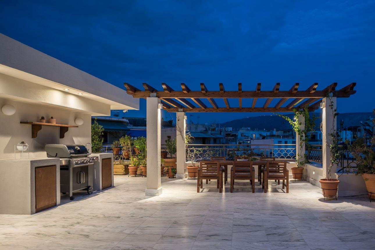 Η πέργκολα είναι ιδανική για καλοκαιρινές βραδιές/ Φωτογραφία: Γιώργος Σφακιανάκης 