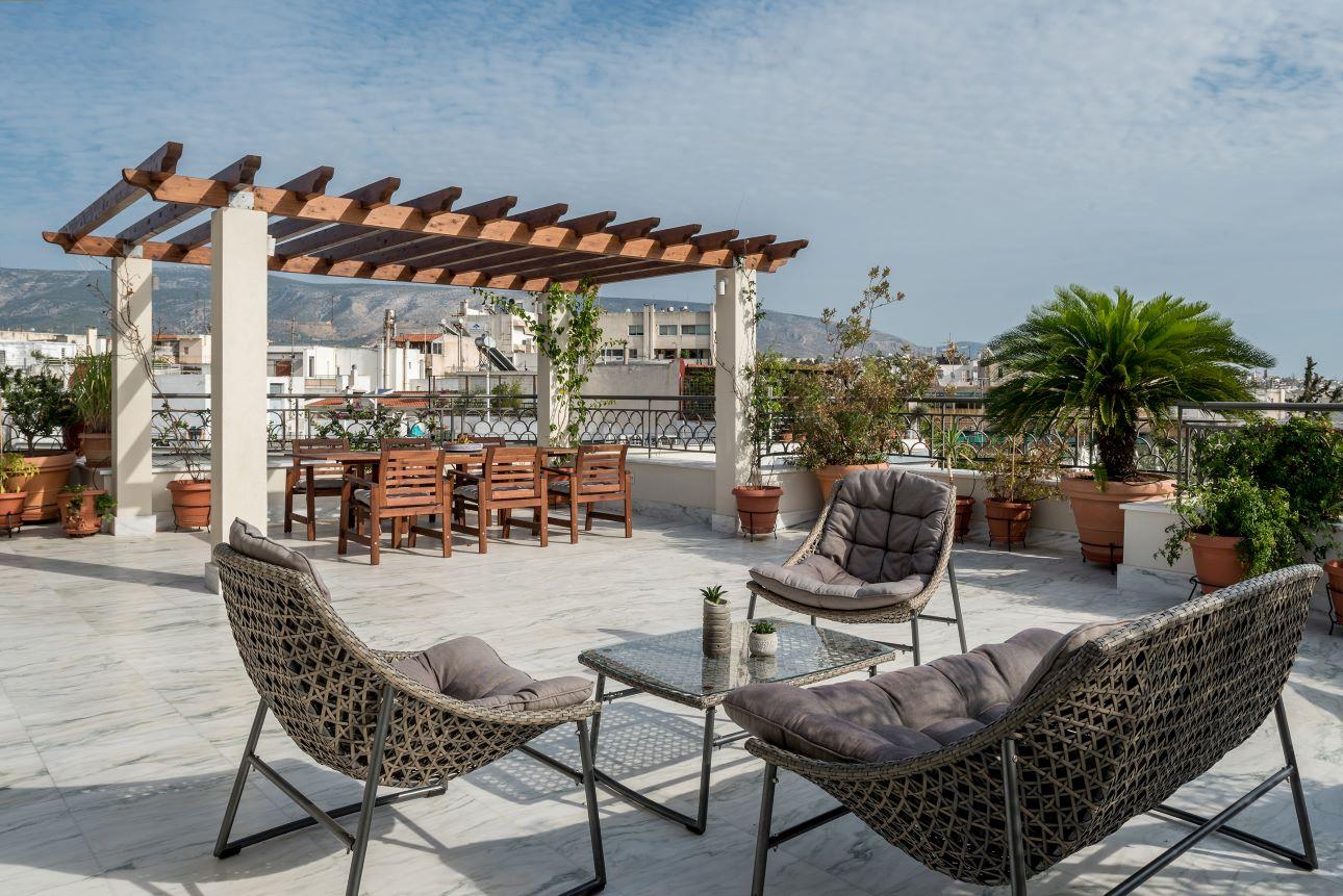 H ταράτσα με πέργκολα και ανοιχτή θέα στην πόλη είναι ένα από τα πιο ελκυστικά σημεία του σπιτιού/ Φωτογραφία: Γιώργος Σφακιανάκης 