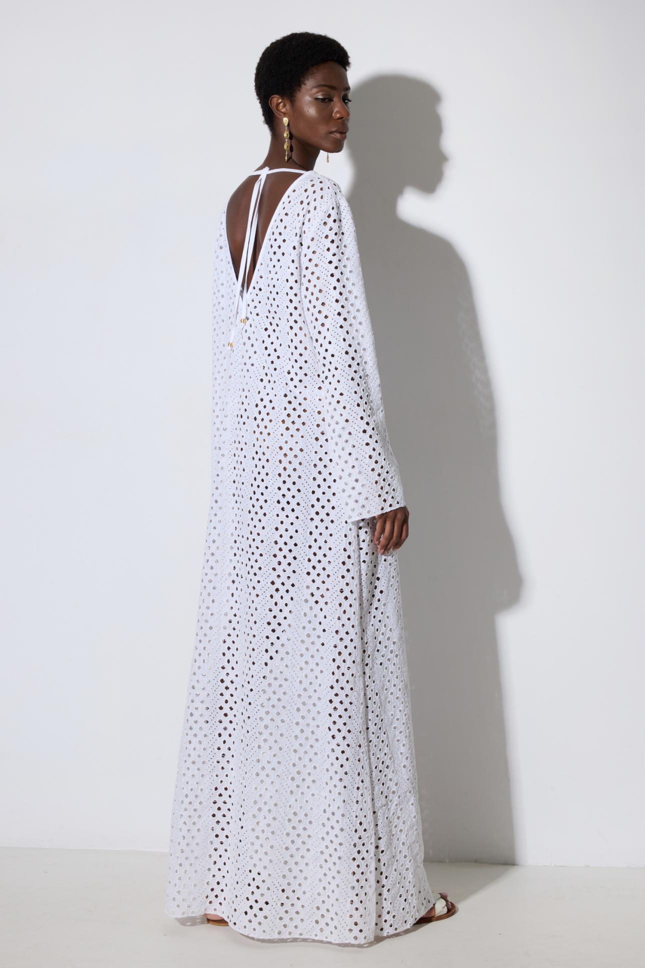 Broderie anglaise, βαμβακερά καφτάνια και γεωμετρικές σιλουέτες που φέρουν το φως των Κυκλάδων.