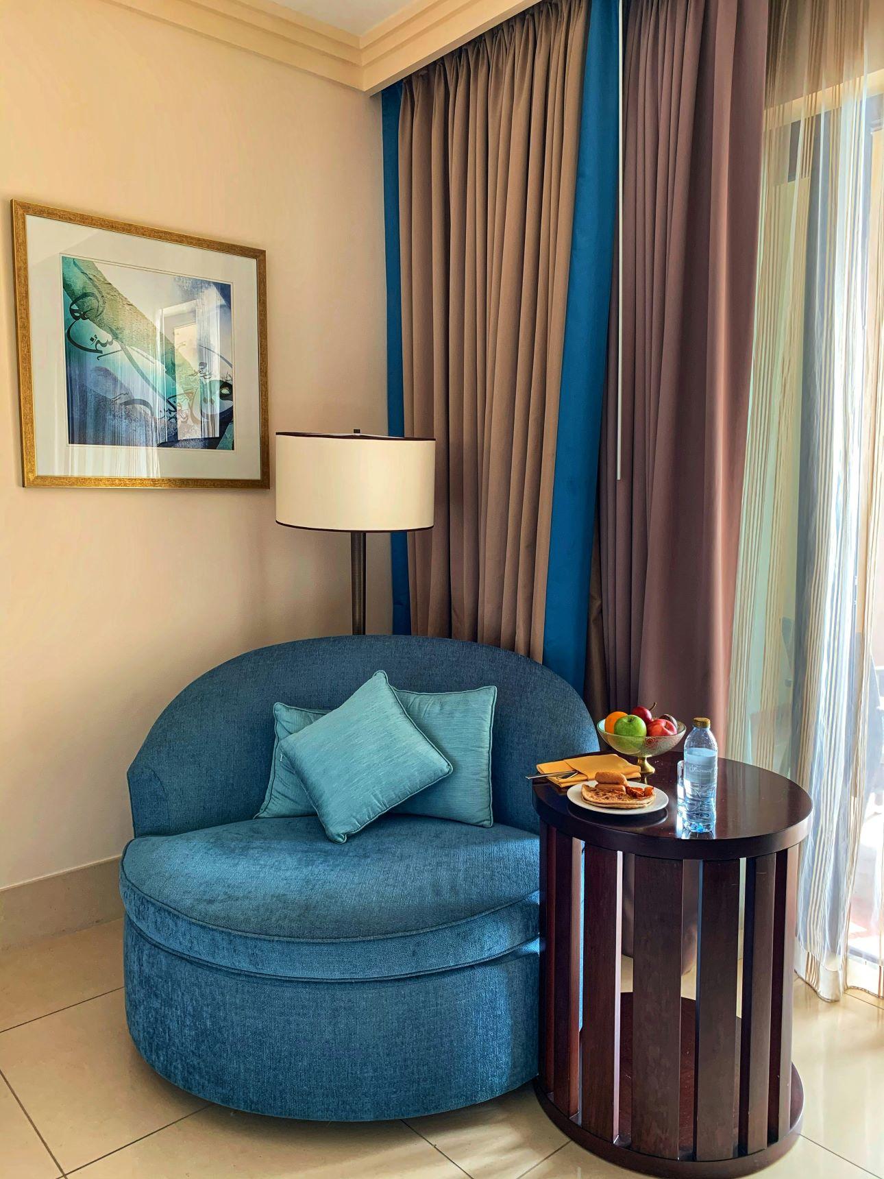 Η τοποθέτηση κουρτινών από την οροφή έως το δάπεδο βελτιώνει τις αναλογίες του χώρο/ Φωτογραφία: Unsplash