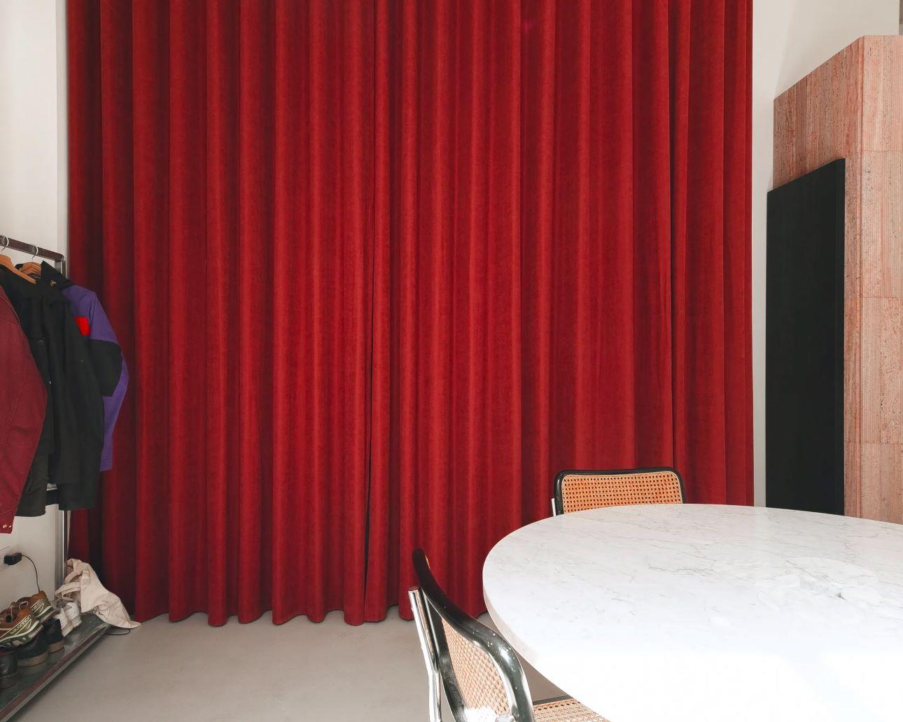 Όταν η κουρτίνα κλείνει, η κουζίνα κρύβεται και μετατρέπεται η περιοχή σε lounge/Φωτογραφία: Atelierzero