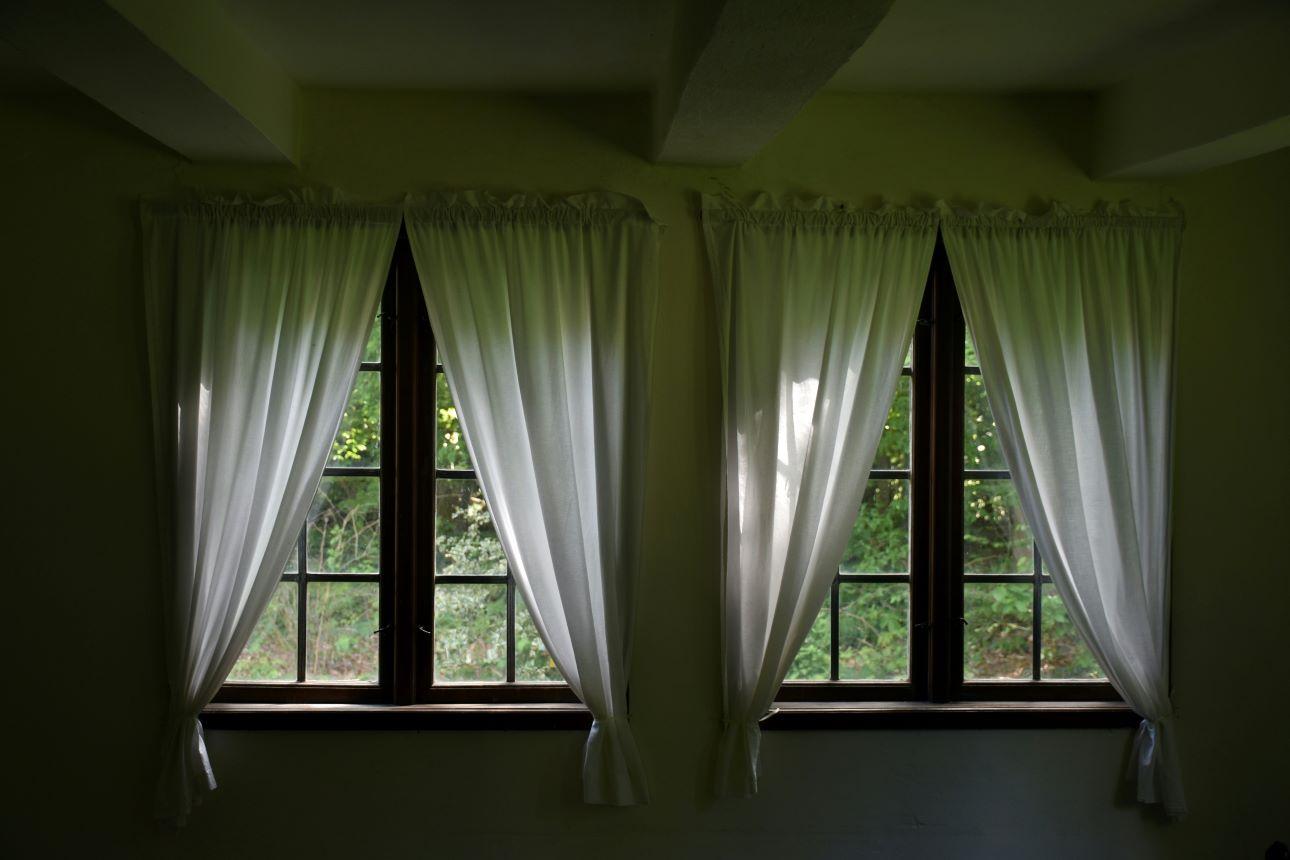 Όταν κρεμάμε τις κουρτίνες ακριβώς πάνω από το πλαίσο του παραθύρου ο χώρος μοιάζει μικρότερος/ Φωτογραφία: Unsplash