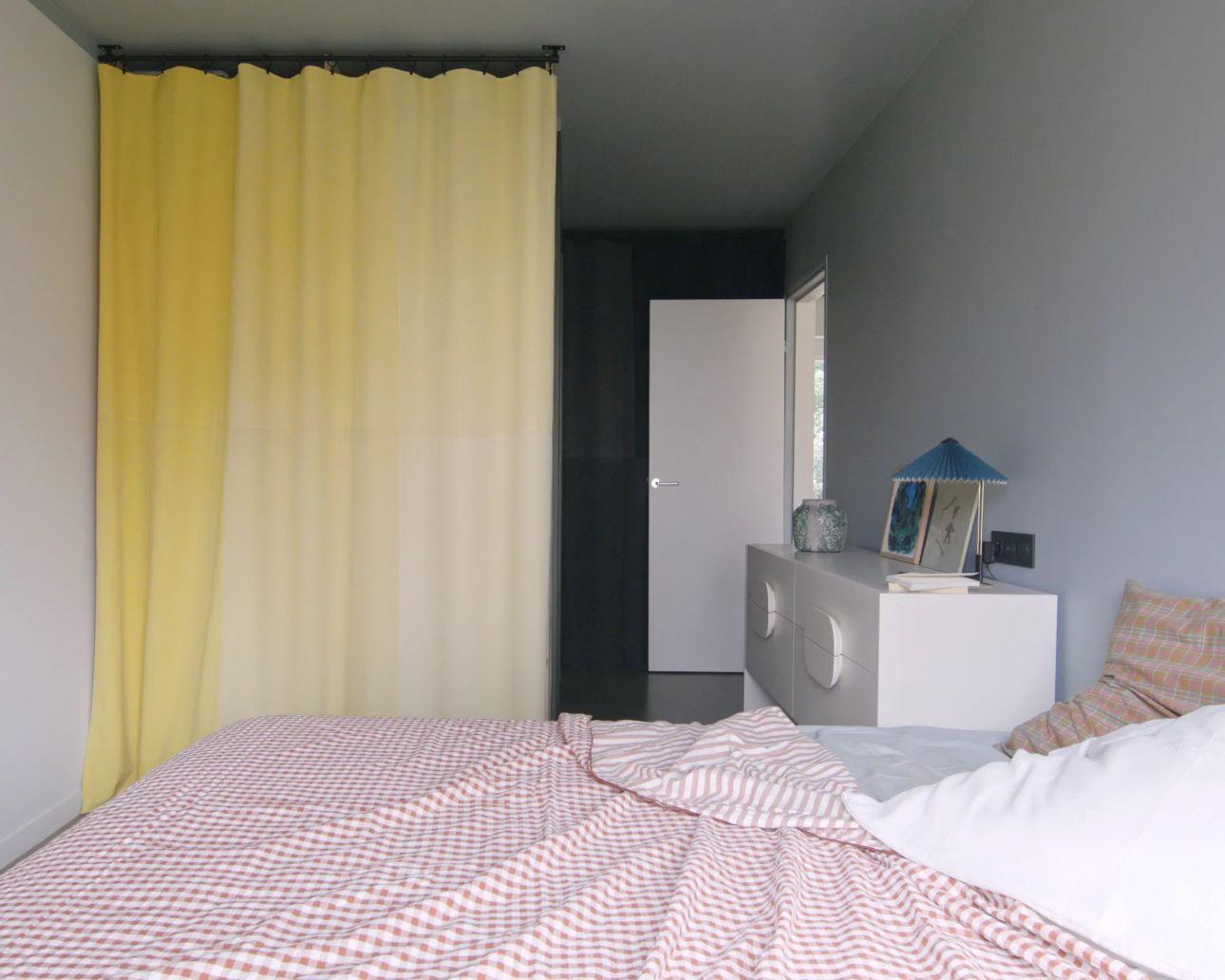 Στην κρεβατοκάμαρα επιλέχθηκαν κουρτίνες αντί για συμβατικές πόρτες ντουλάπας/ Φωτογραφία: Instagram/ @petitjour.architecture  