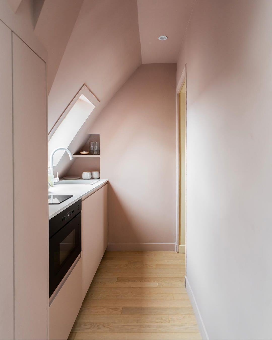 Στην είσοδο δημιουργήθηκε κουζίνα κατά παραγγελία/ Φωτογραφία: Instagram/ monconcepthabitation 