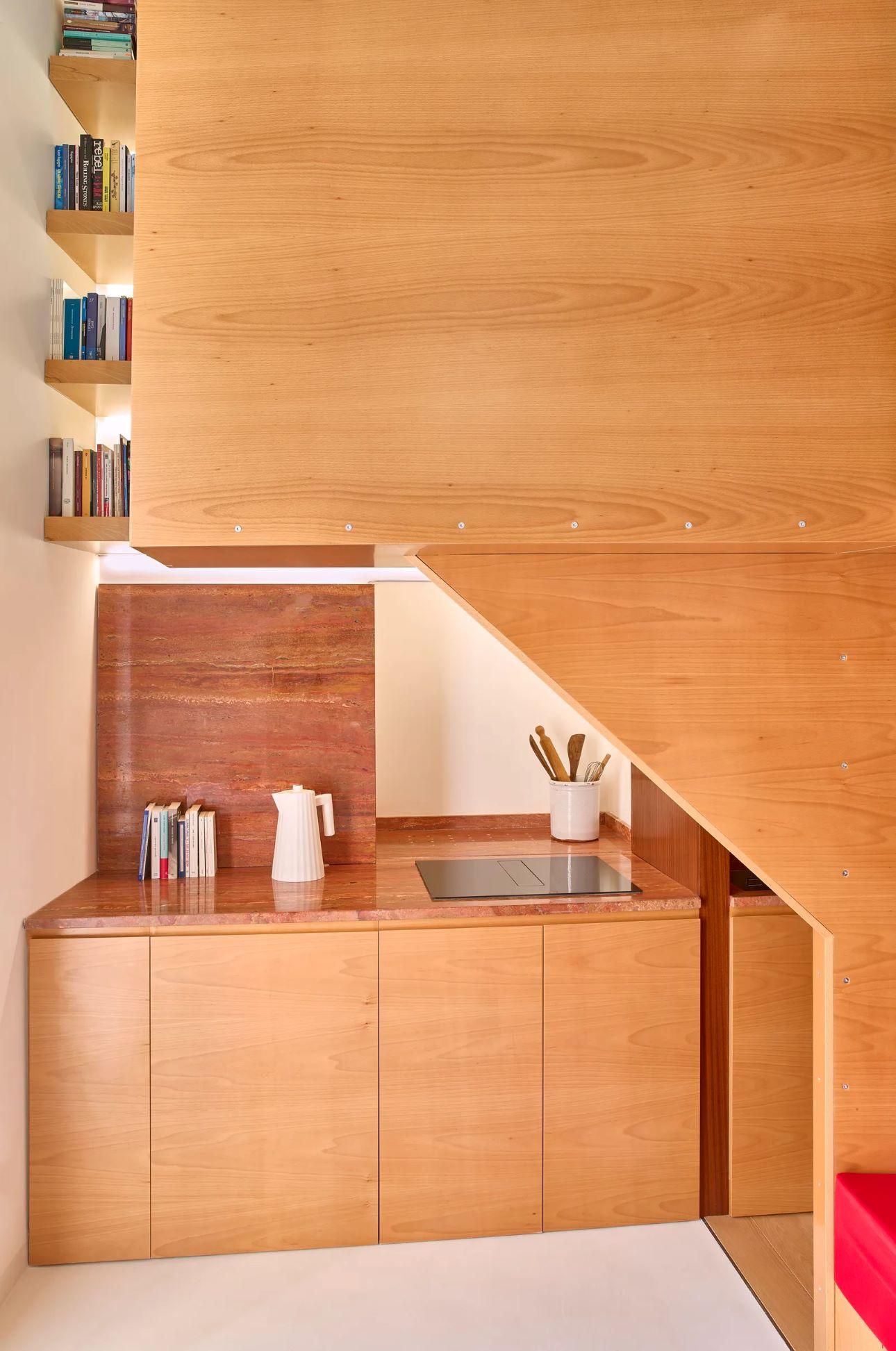 Η κουζίνα, πάνω από την οποία βρίσκεται ο όροφος με τη βιβλιοθήκη/ Φωτογραφία: Bruno Architetture 