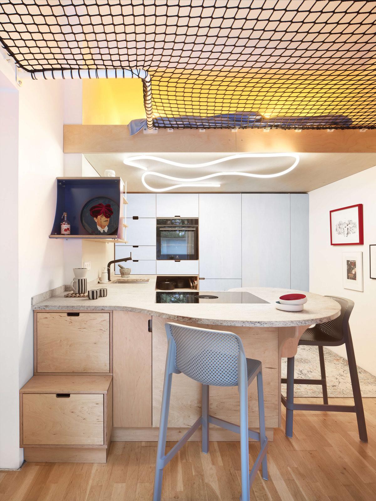  Η κεντρική νησίδα της κουζίνας λειτουργεί ταυτόχρονα ως τραπέζι φαγητού και επιφάνεια εργασίας/ Φωτογραφία: hurá studio 