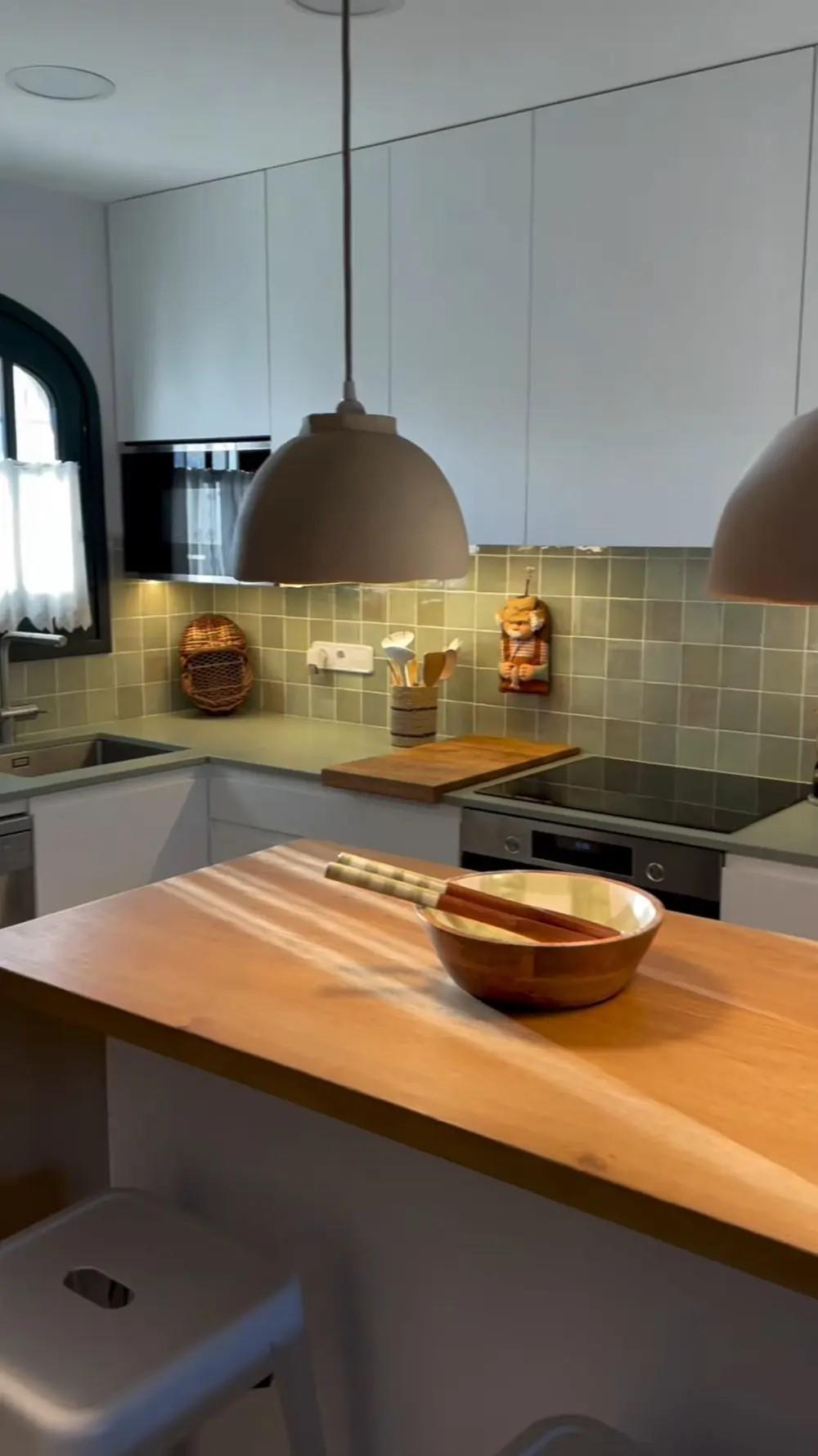 Οι κρεμαστές λάμπες προσθέτουν διακοσμητική νότα/ Φωτογραφία: Ecoestudis 