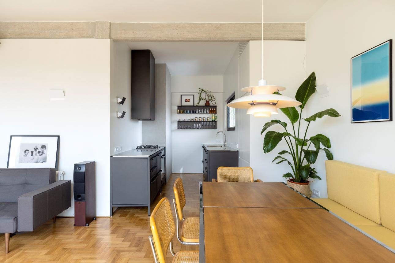 Τα ξύλινα δάπεδα, τα μωσαϊκά και τα μάρμαρα διατηρήθηκαν, και αποτελούν κομμάτι και της νέας καθημερινής εμπειρίας του χώρου/ Φωτογραφία: Αλίνα Λέφα  