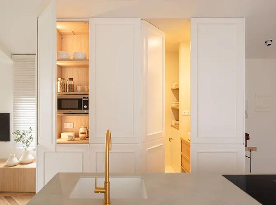 Οι κρυφοί αποθηκευτικοί χώροι που ενσωματώνονται στην ξύλινη επένδυση του τοίχου αφήνουν τους εμφανείς χώρους καθαρούς και περιποιημένους/ Φωτογραφία: Instagram/ @decaestudio