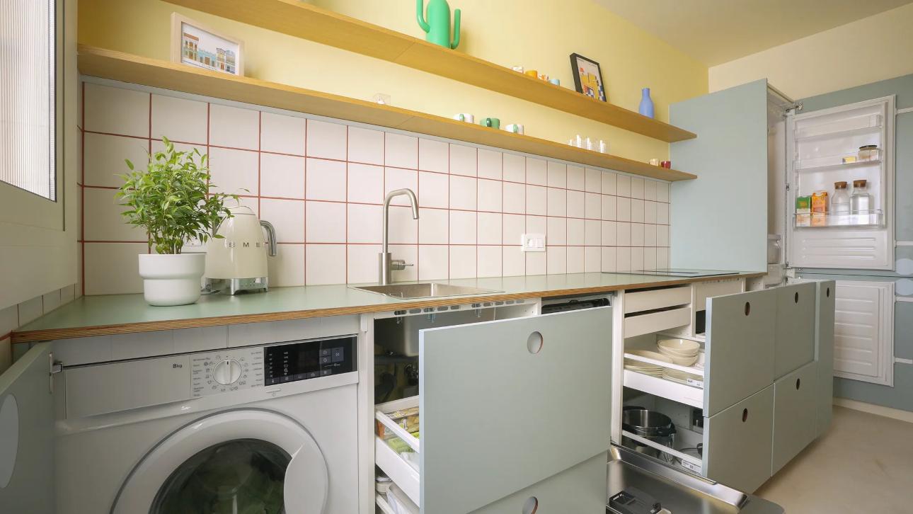 Εργονομικός χώρος αποθήκευσης στην κουζίνα του σπιτιού/ Φωτογραφία: NOT A STUDIO