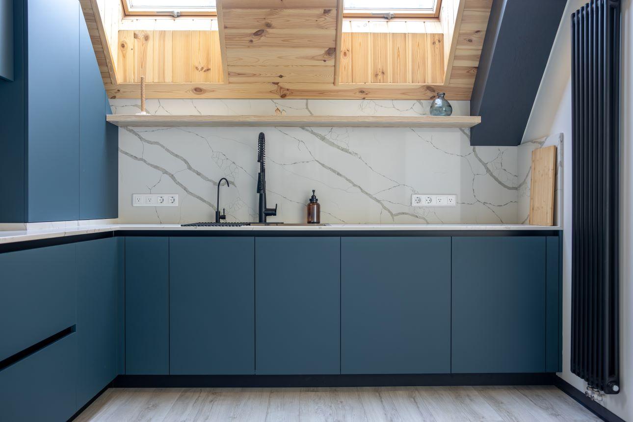 Τα ντουλάπια χωρίς λαβές χαρίζουν κομψότητα στην κουζίνα/ Φωτογραφία: Shutterstock