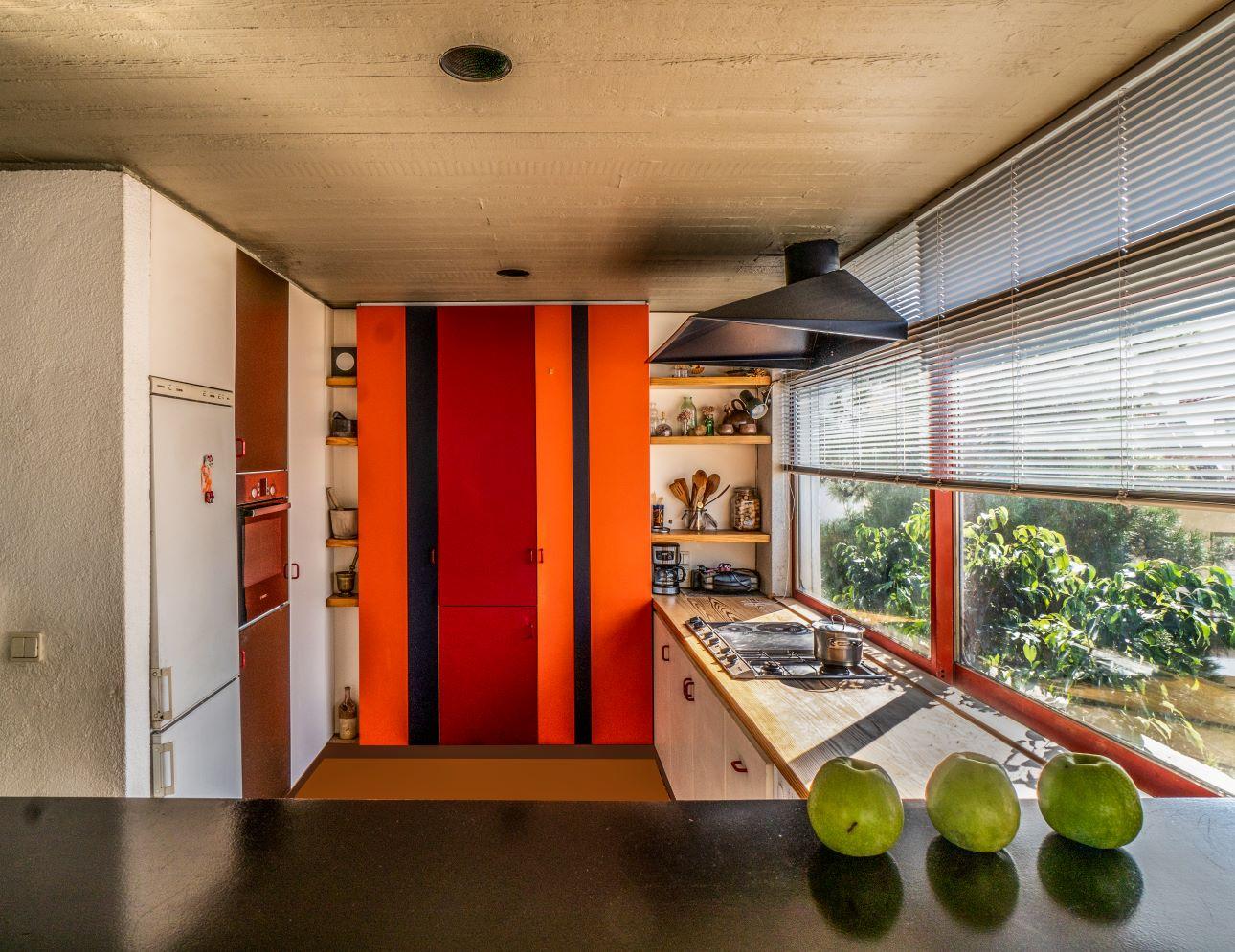 Το χρώμα κυριαρχεί και στην κουζίνα του σπιτιού/ Φωτογραφία: Παντελής Χερουβείμ