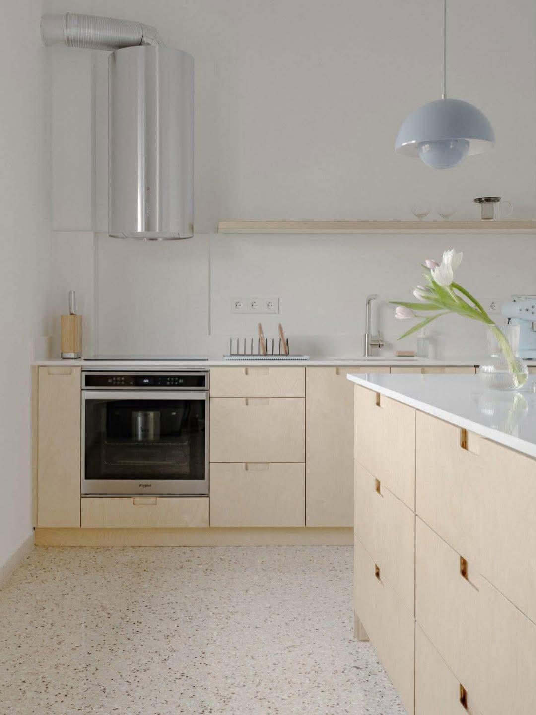 Η ανακαίνιση της κουζίνας έγινε με λιτές, καθαρές γραμμές/ Φωτογραφία: Βάσω Παράσχη