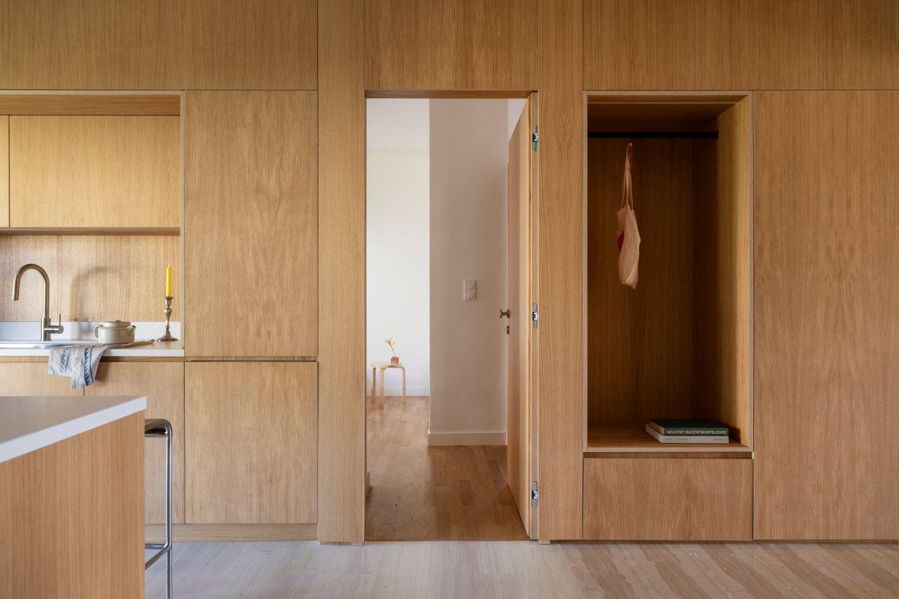 Στην ξύλινη κατασκευή οργανώνοντια, εκτός από την κουζίνα, αποθηκευτικοί χώροι, γκαρνταρόμπα, κρυφές πόρτες, WC, βιβλιοθήκη και έπιπλο τηλεόρασης/ Φωτογραφία: Αλίνα Λέφα  