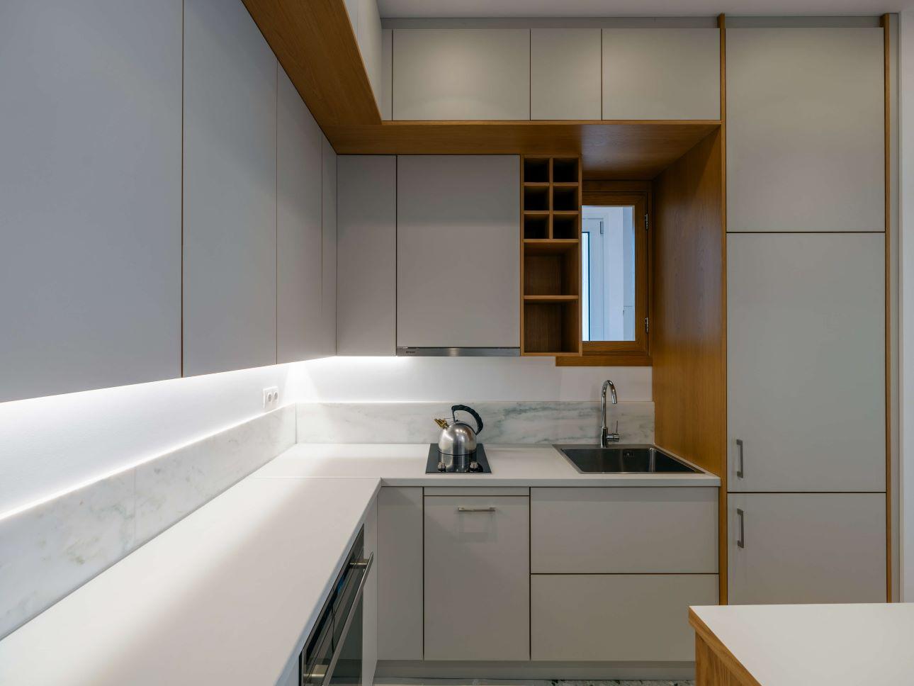 Στην κουζινα κυριαρχούν οι μίνιμαλ τόνοι/ Φωτογραφία: Γιώργης Γερόλυμπος  